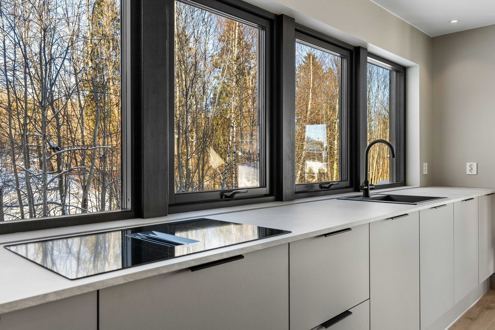 Store vindusflater langs kjøkkeninnredningen. Galleribilde