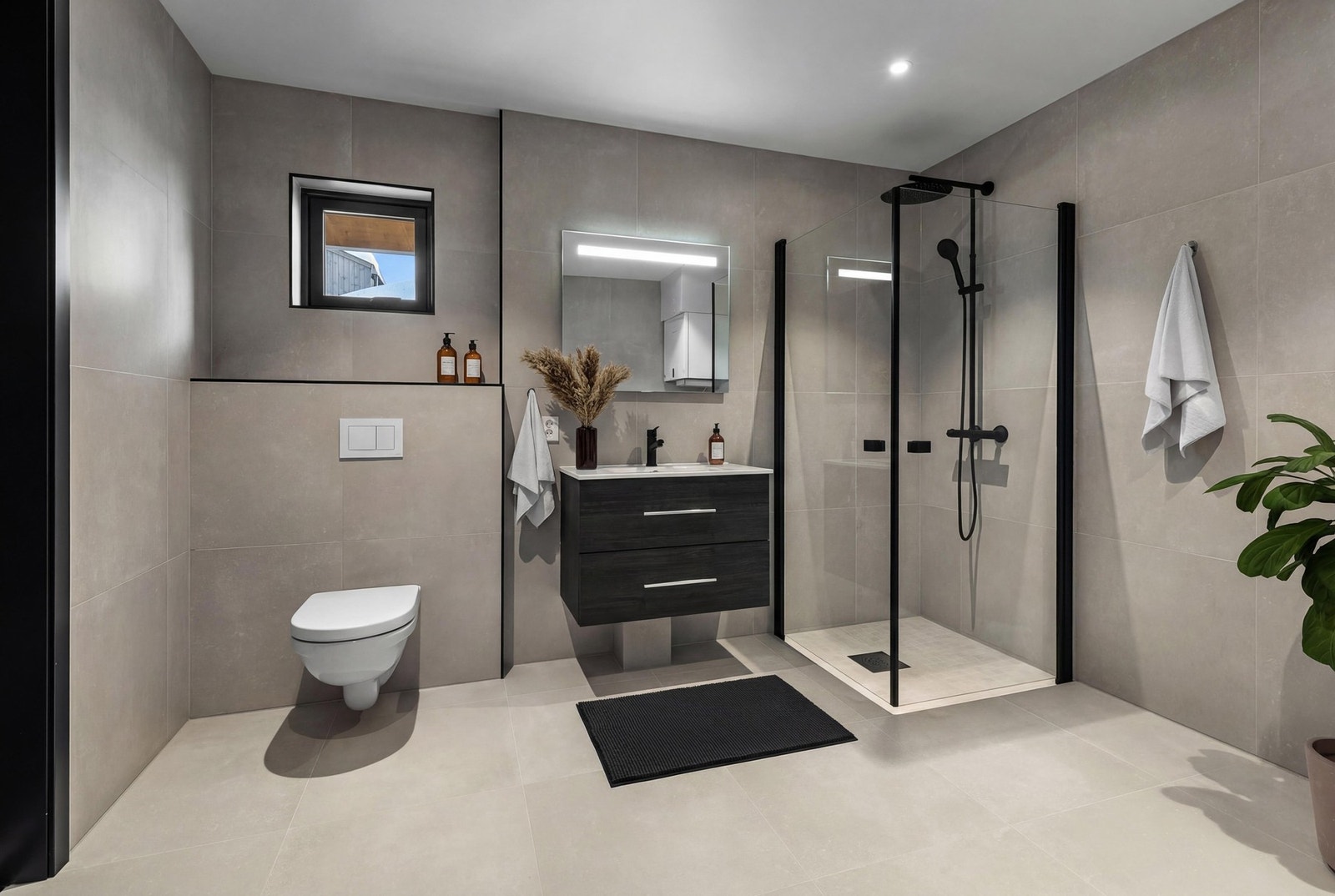 Boligen har to moderne bad med fliser i 60x60 cm Limestone Ivory på gulv og vegger. Bilde er digital stylet. Galleribilde