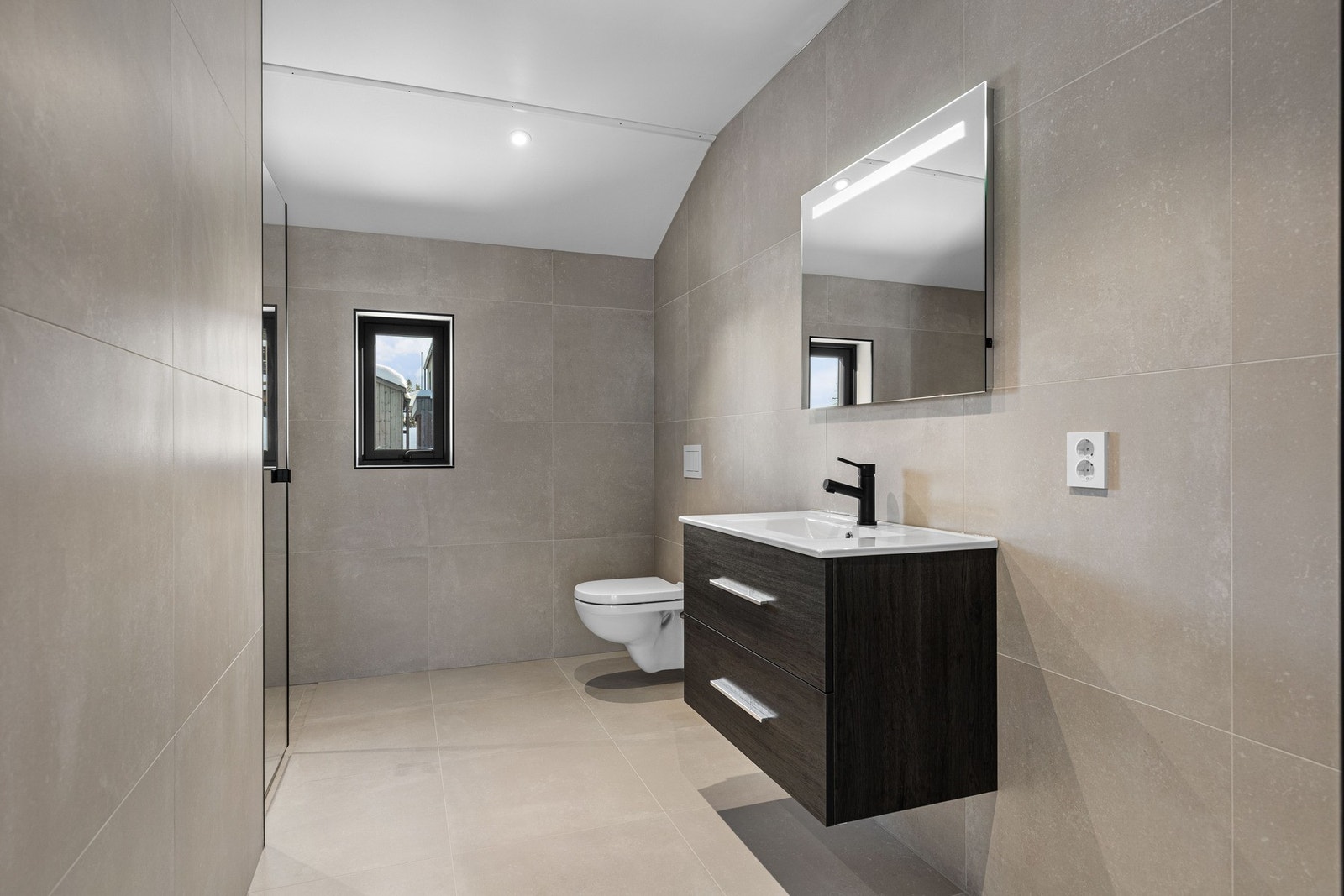 Badet i andre etasje, som er i tilsvarende stil og standard som badet i første etasje. Galleribilde