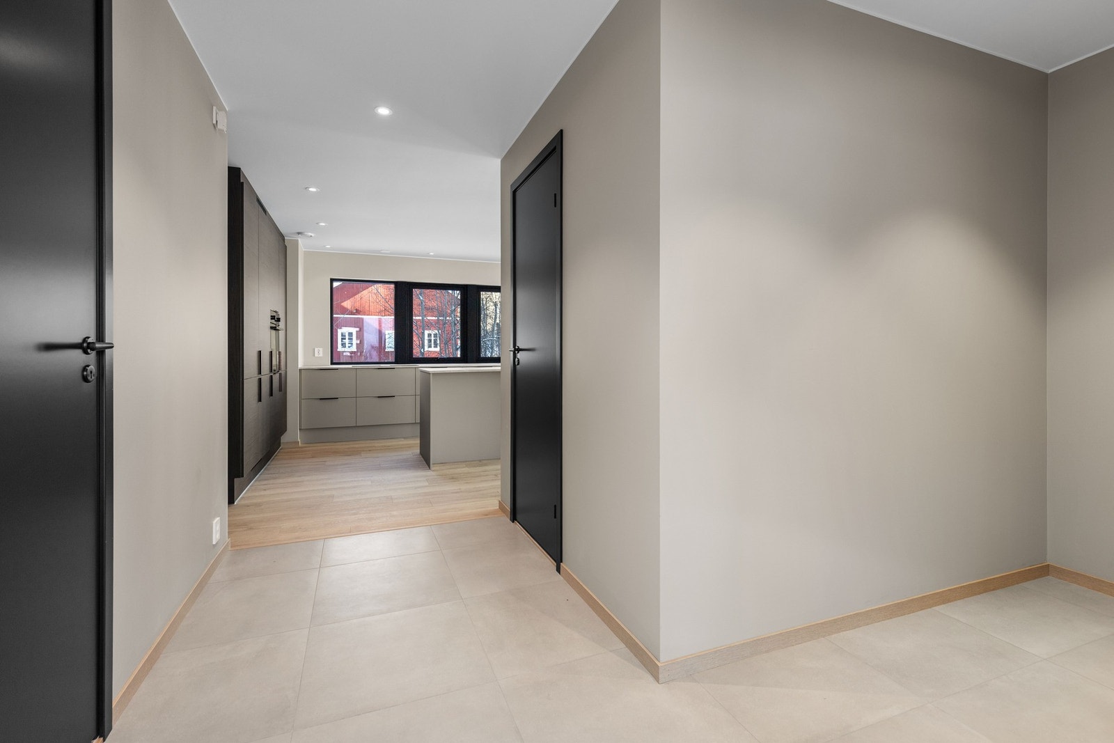 Det er god plass til garderobeløsning og øvrig møblement ved inngangen. Galleribilde