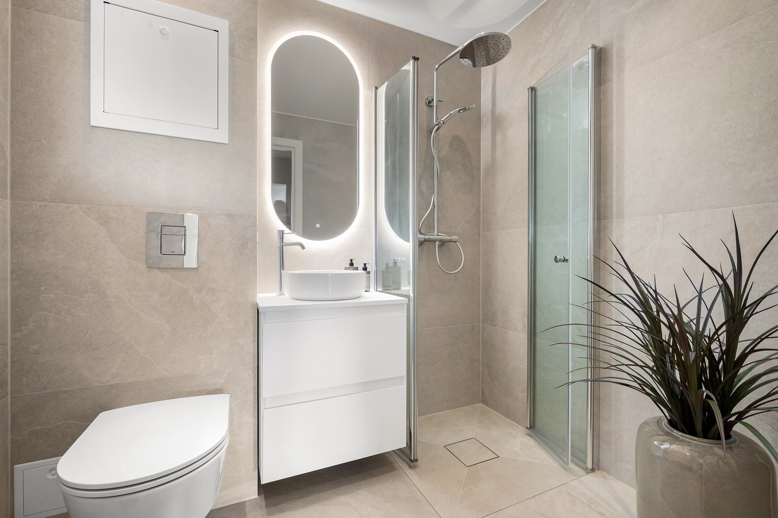 Stilrent bad, rehabilitert i 2026, med delikate fliser, regndusj og speil med belysning. Galleribilde