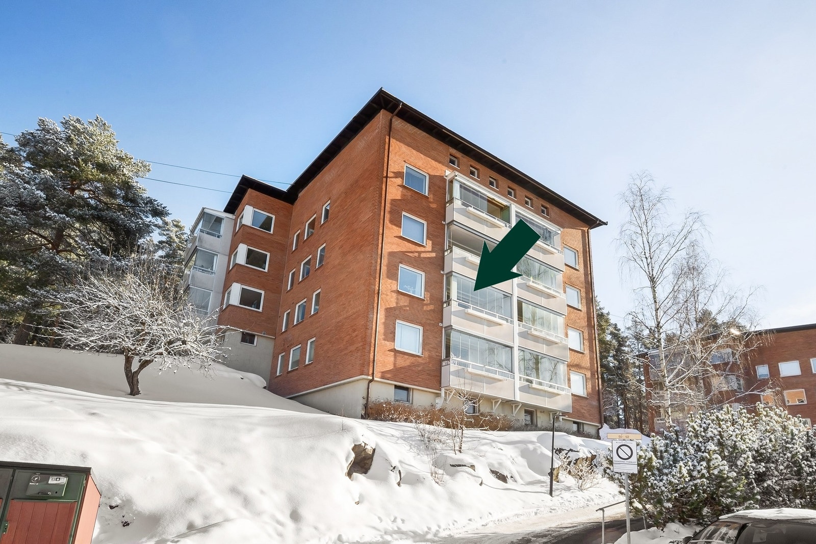 Bygget har en solid fasade i teglstein, og leiligheten har en god plassering i bygget. Galleribilde