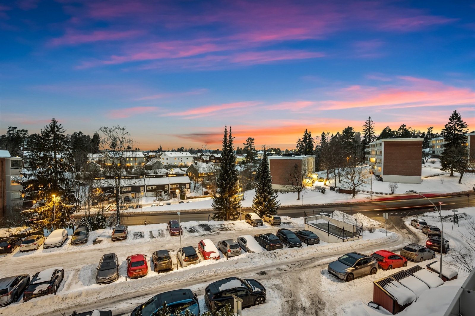 Borettslaget tilbyr parkeringsplasser med mulighet for elbillader. Galleribilde