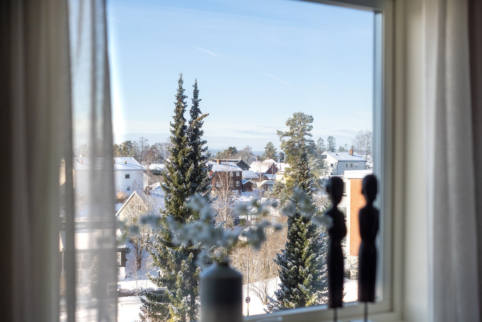 Fra vinduene har man en åpen og grønn utsikt over et rolig boligområde. Galleribilde