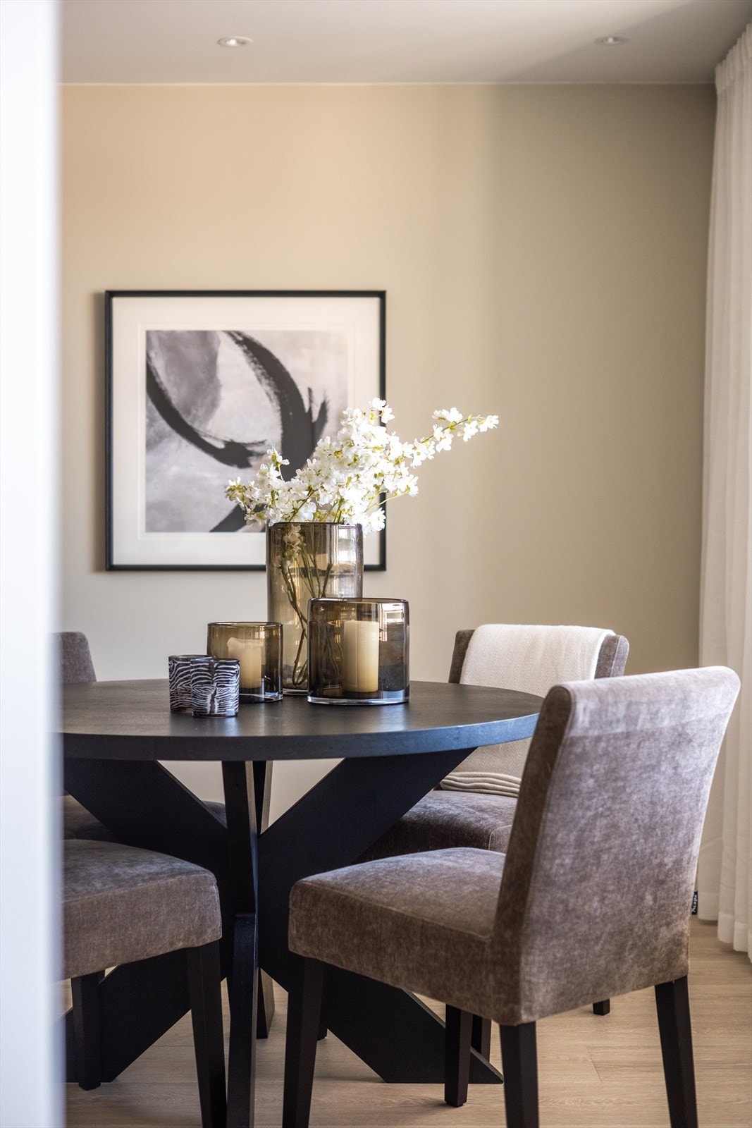 Detaljene er ivaretatt med profilerte innerdører og enhetlig materialbruk. Galleribilde