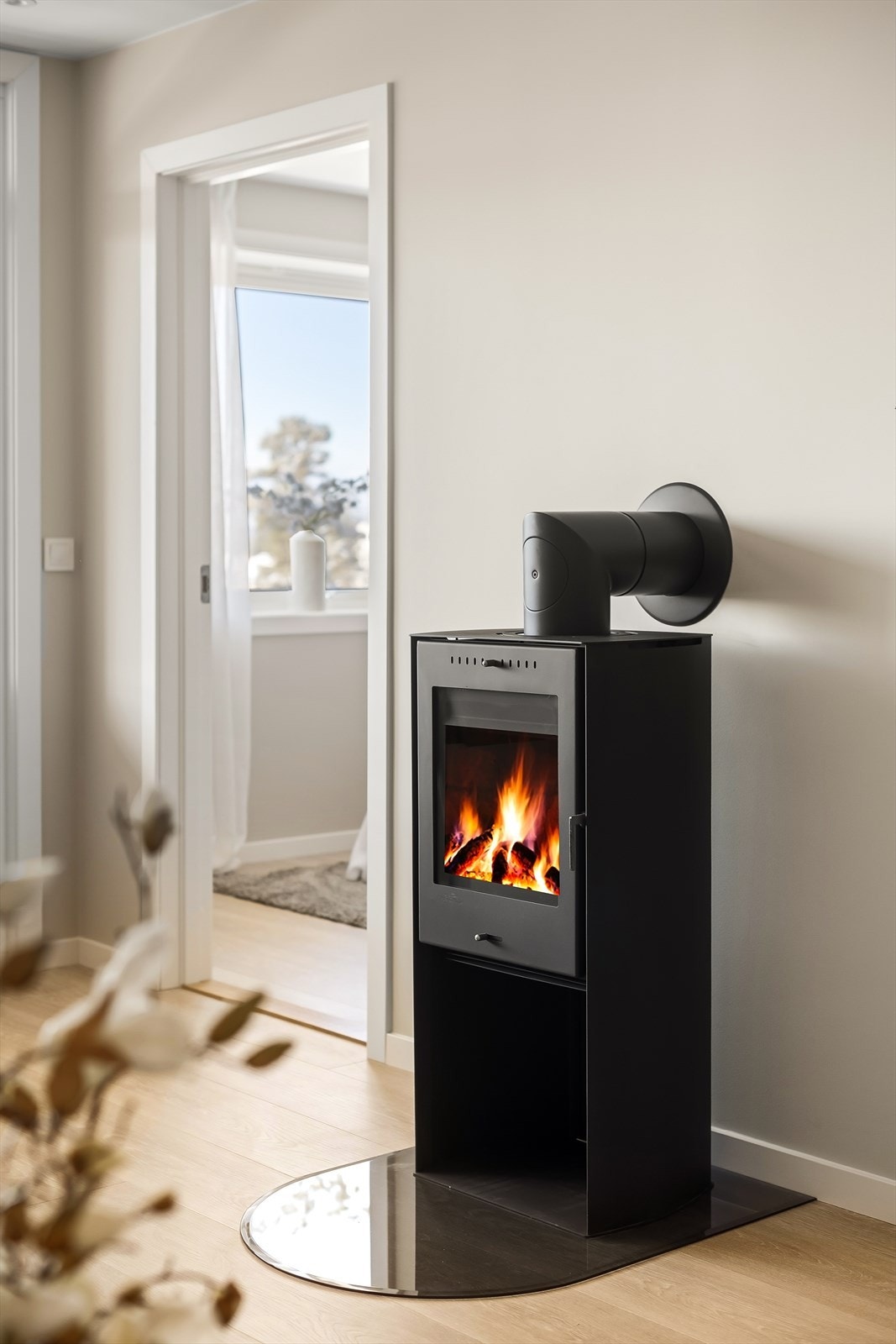 Peisovnen i stuen. Galleribilde