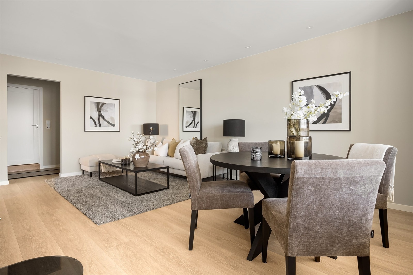 Her er det god plass til både sofagruppe og spisebord for sosiale sammenkomster. Galleribilde