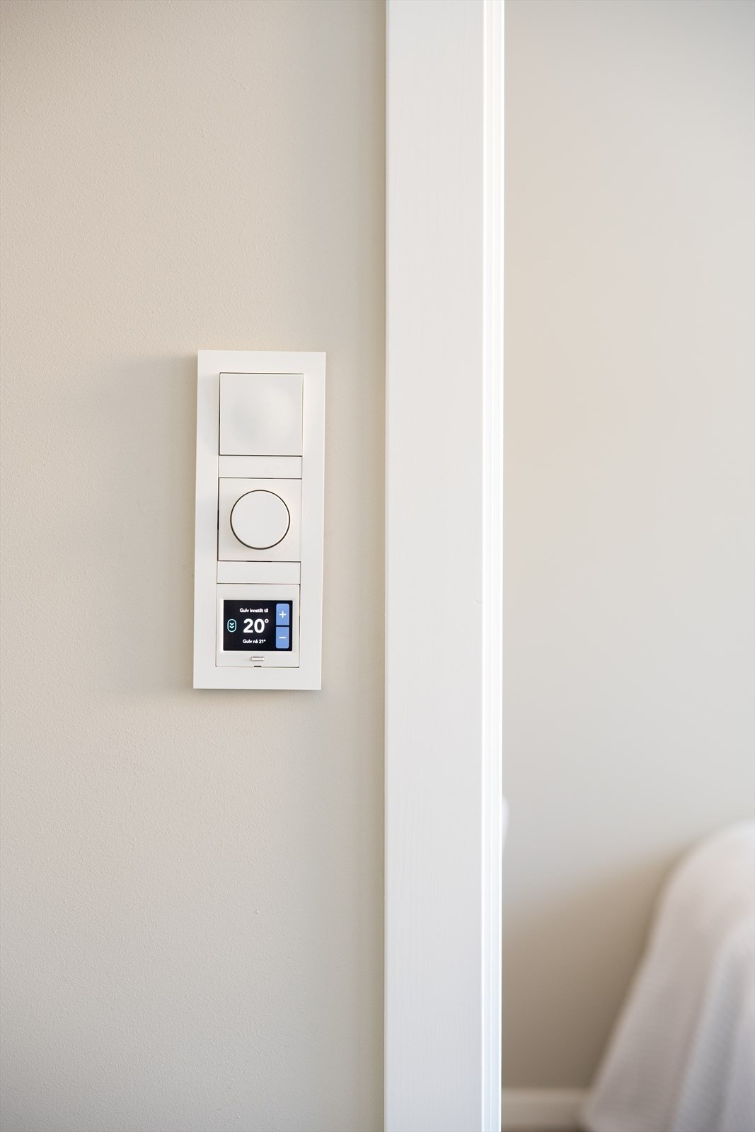 Termostat for gulvvarmen, som kan styres sentralt via smarthjem-systemet. Galleribilde