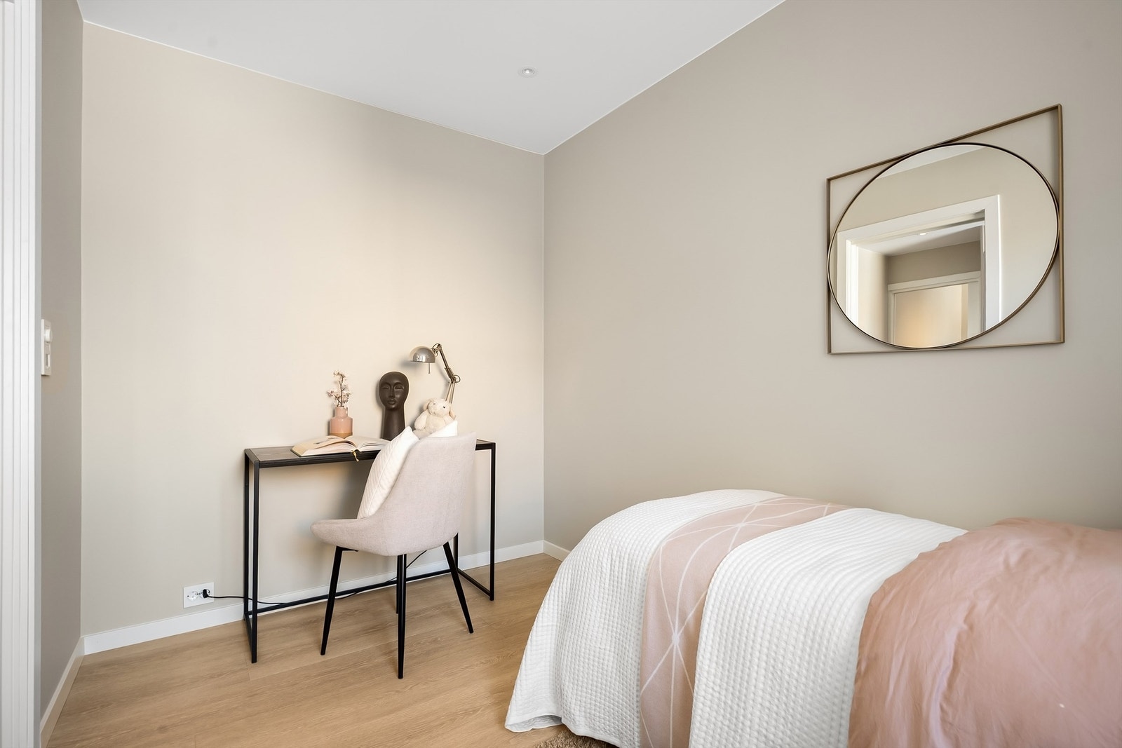 Rommet er fleksibelt og kan enkelt møbleres etter behov, for eksempel med en arbeidsplass. Galleribilde