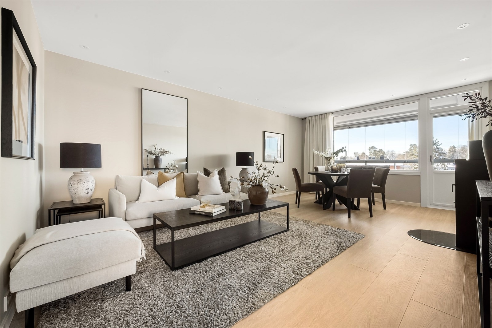 Stuen er romslig, med laminatgulv og downlights i himling. Galleribilde