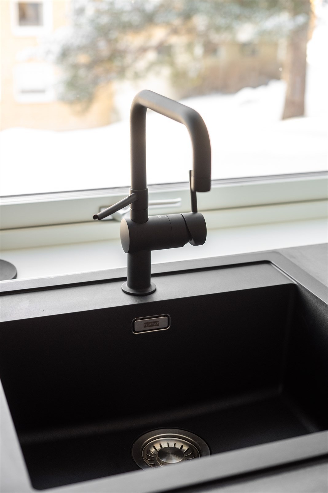 Benkeplaten i laminat har en nedfelt oppvaskkum i kompositt med ett-greps armatur. Galleribilde