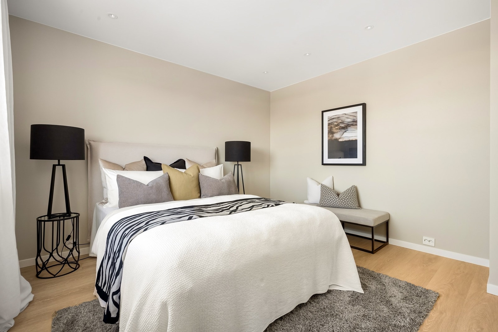 Rommet har malte flater og profilerte innerdører. Galleribilde