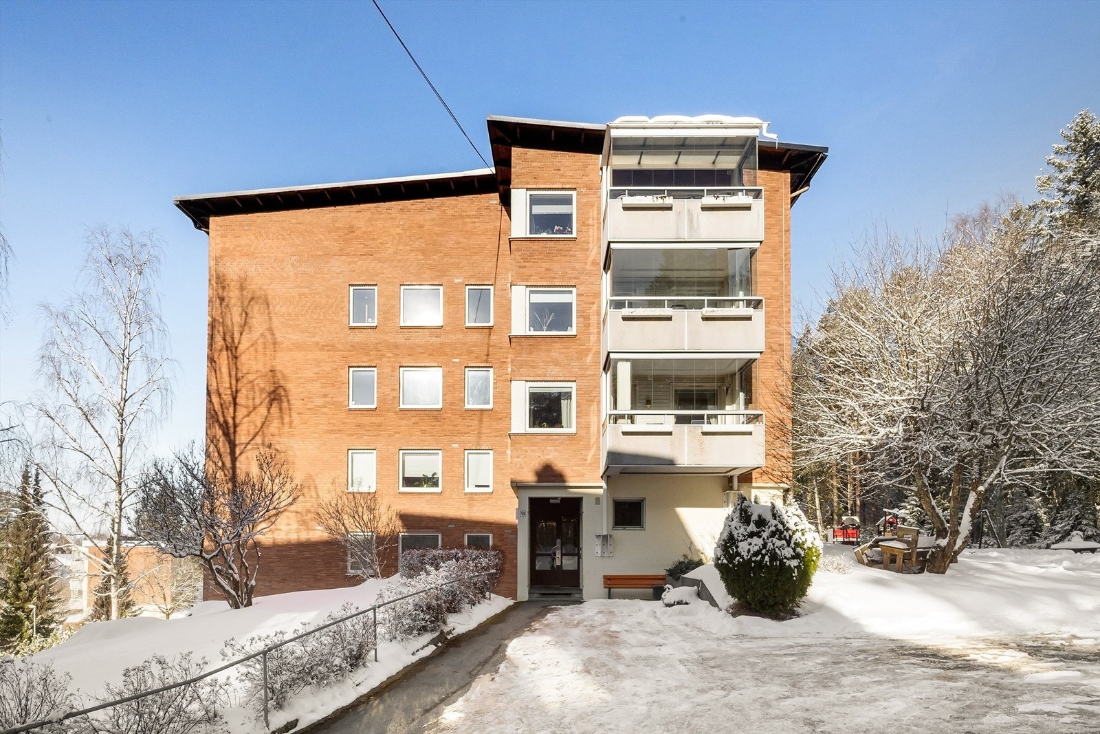 Adkomst til leiligheten via en felles trappegang, kun noen få trappetrinn opp. Galleribilde