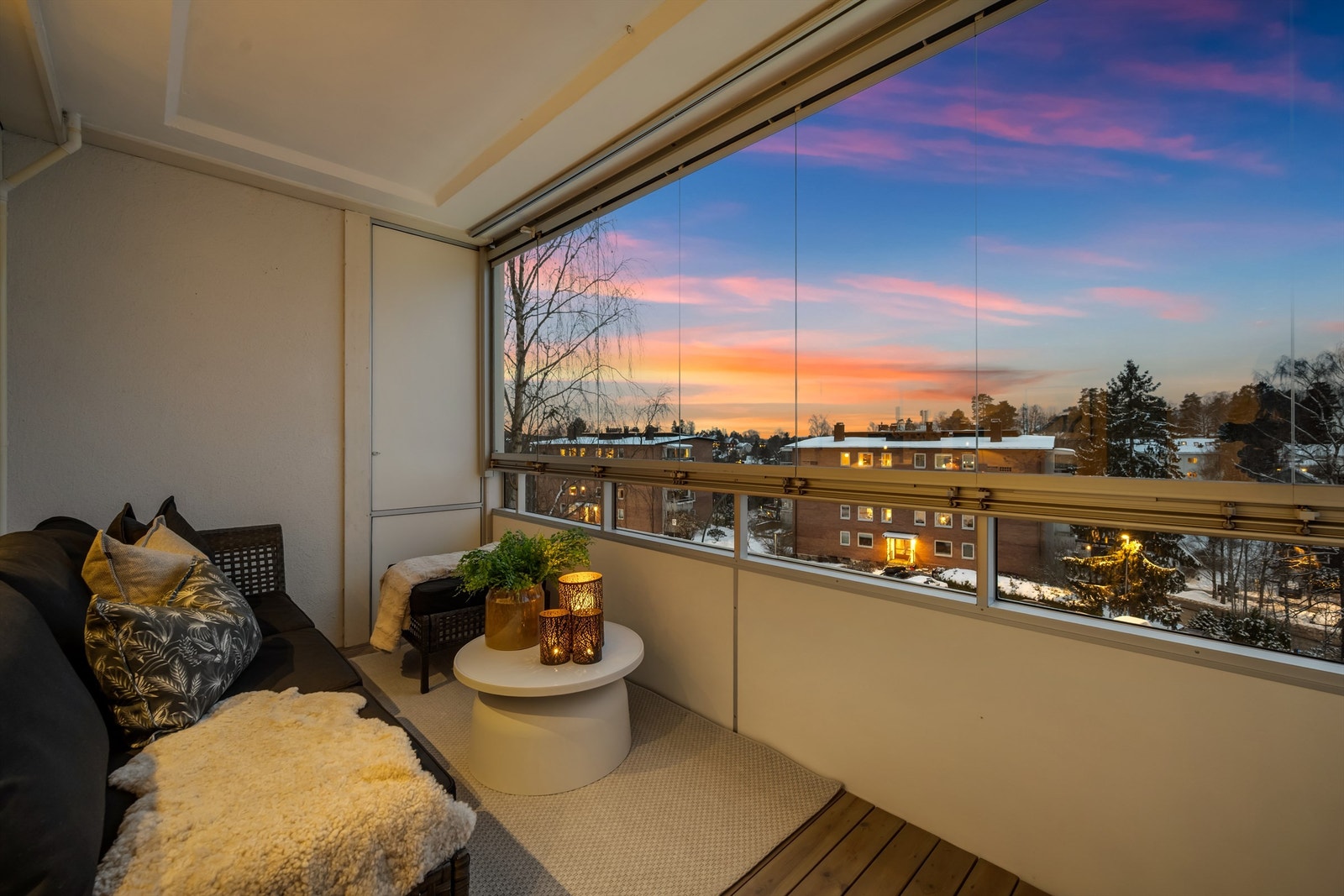 Innglassingen gjør balkongen til en forlengelse av stuen, brukbar store deler av året. Galleribilde