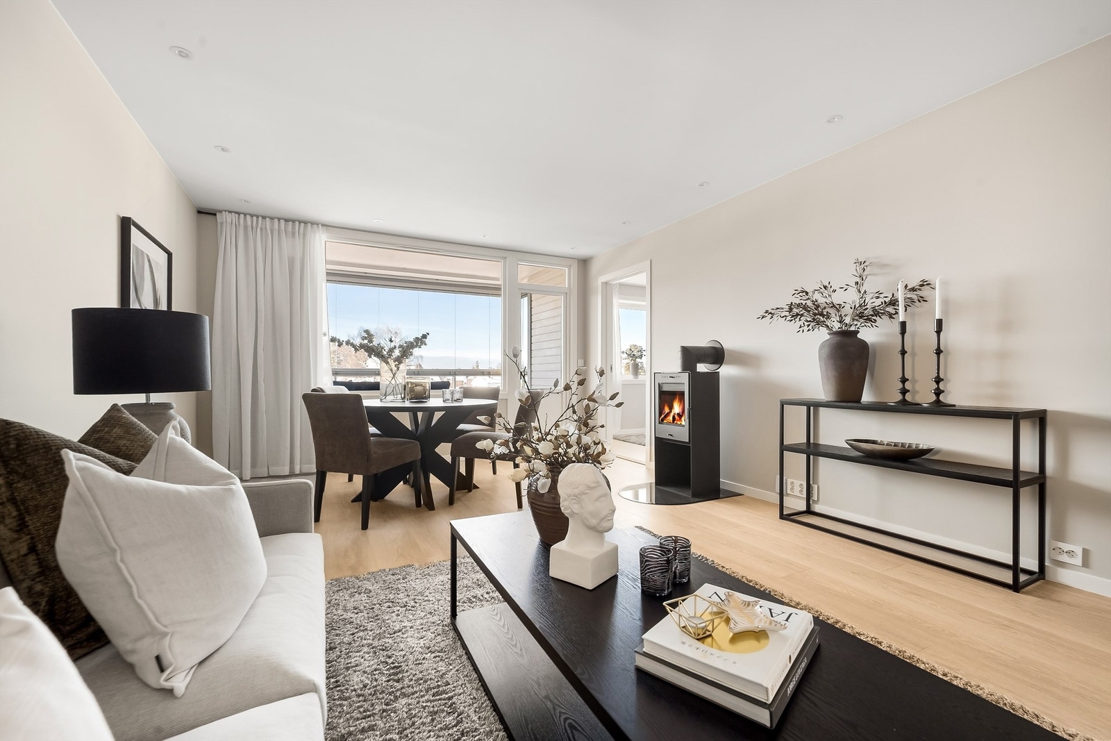 En stilren peisovn gir både varme og en hyggelig atmosfære i stuen. Galleribilde