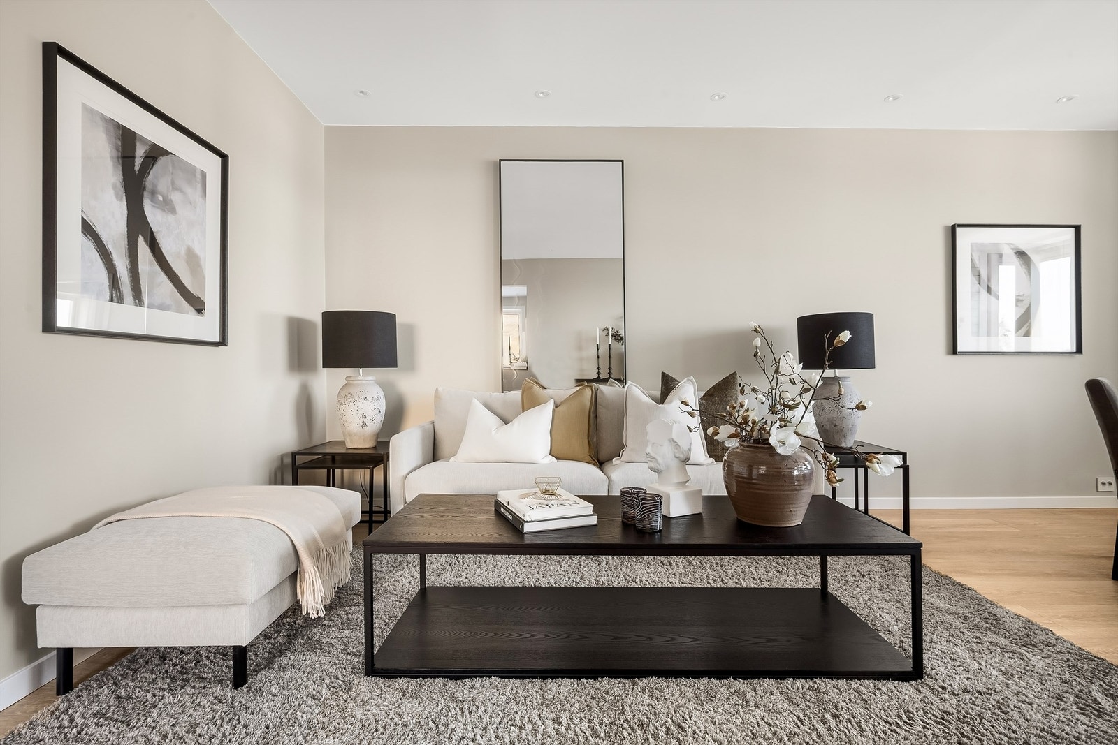 Leiligheten er vesentlig oppgradert og har en elegant og kvalitetssikker finish. Galleribilde