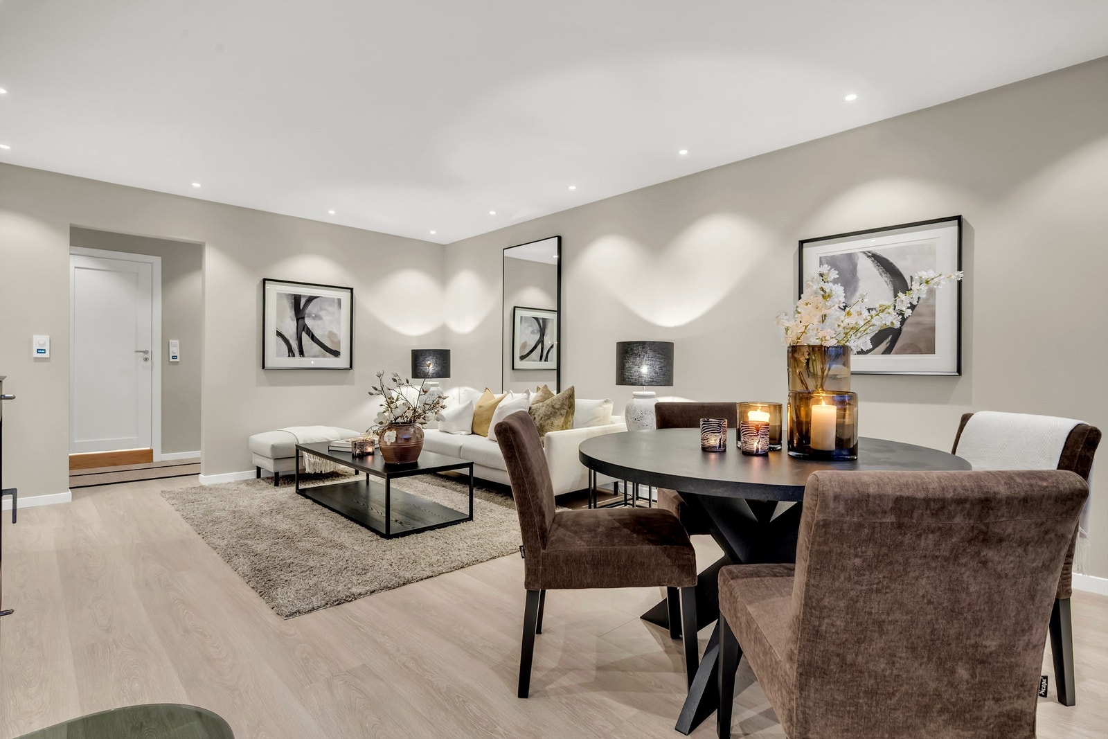 Malte flater i tidsriktige farger gir et solid og nøytralt utgangspunkt for personlig innredning. Galleribilde