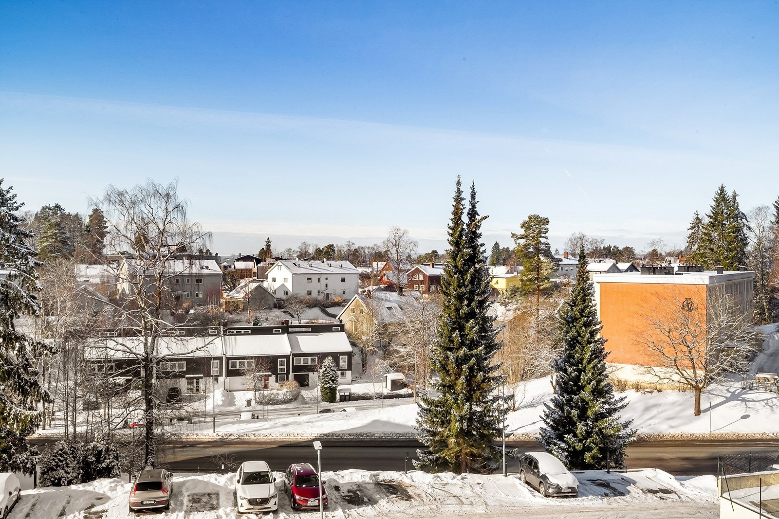 Leiligheten ligger svært høyt i 1. etasje, noe som gir en opplevelse av å være i 2. etasje. Galleribilde
