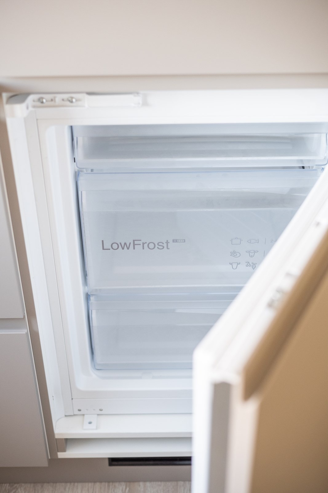 Det integrerte kombikapet har en praktisk frysedel med LowFrost-teknologi. Galleribilde