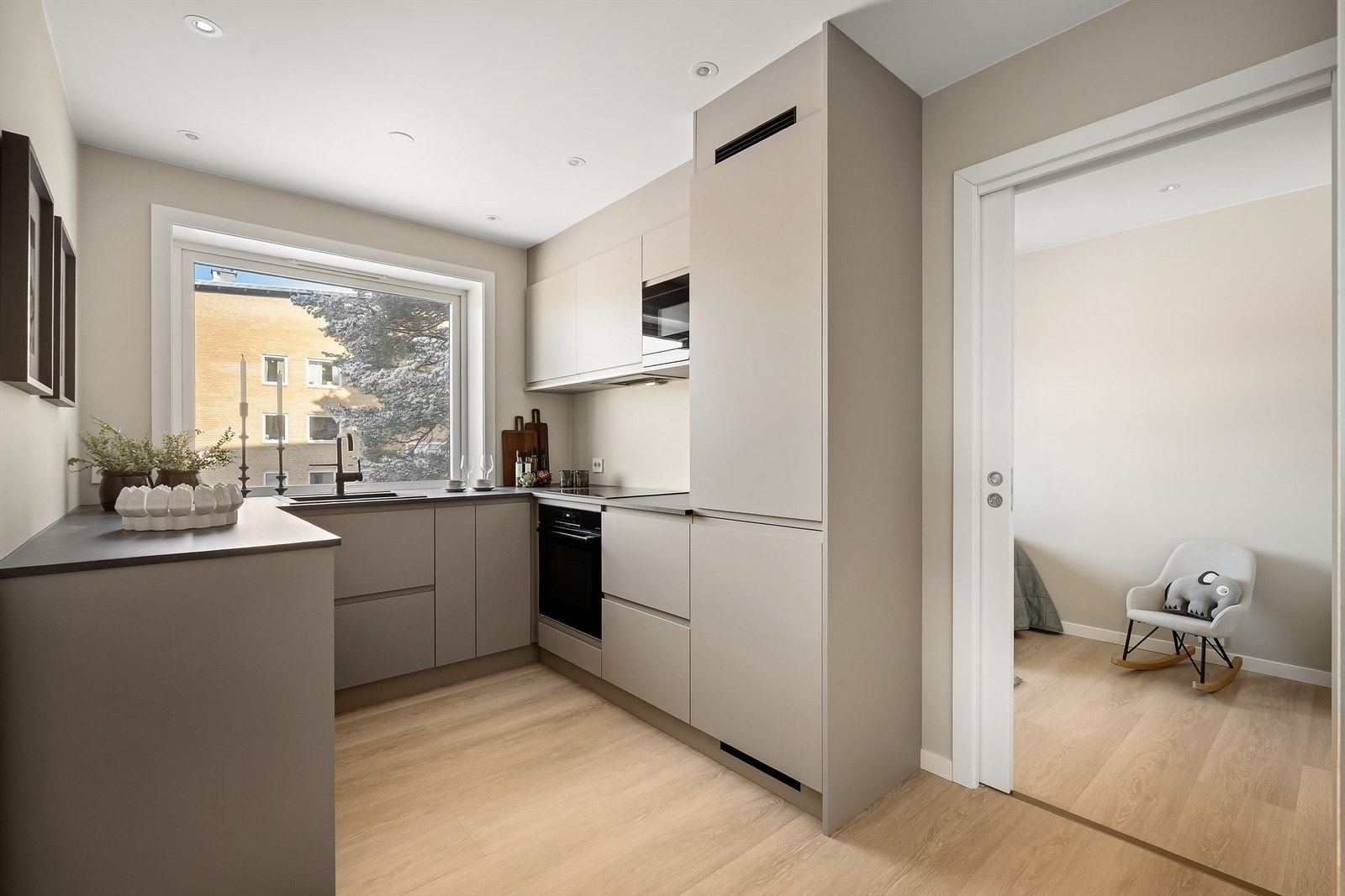 Moderne kjøkken fra KVIK, rehabilitert i 2026, med slette fronter og god skapplass. Galleribilde