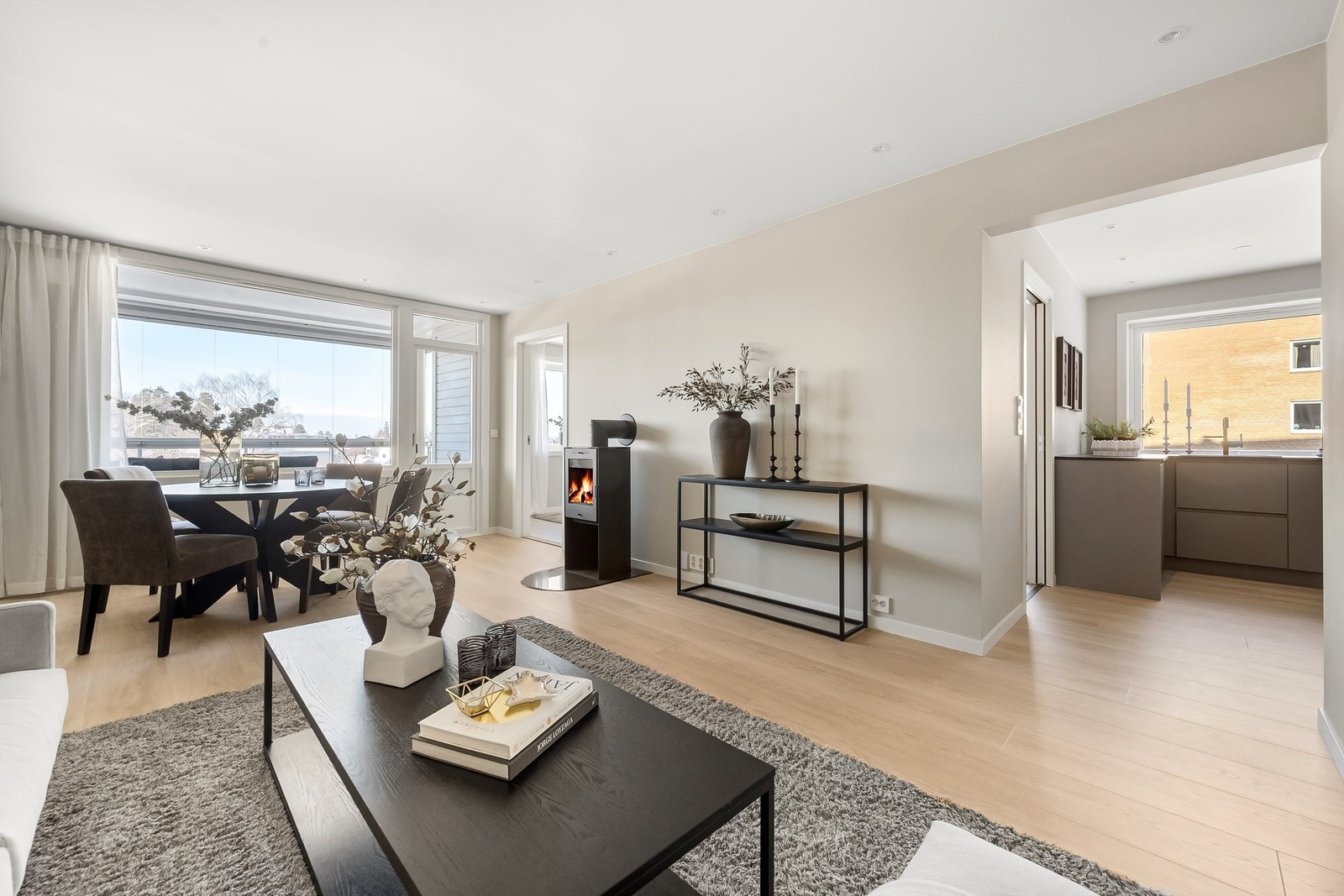 Den delvis åpne løsningen mellom stue og kjøkken skaper en sosial atmosfære. Galleribilde