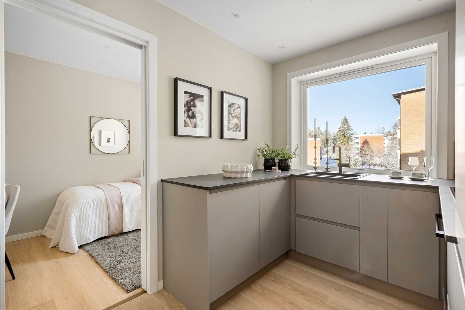 Kjøkkenet har en praktisk U-form som gir rikelig med arbeidsflate. Galleribilde