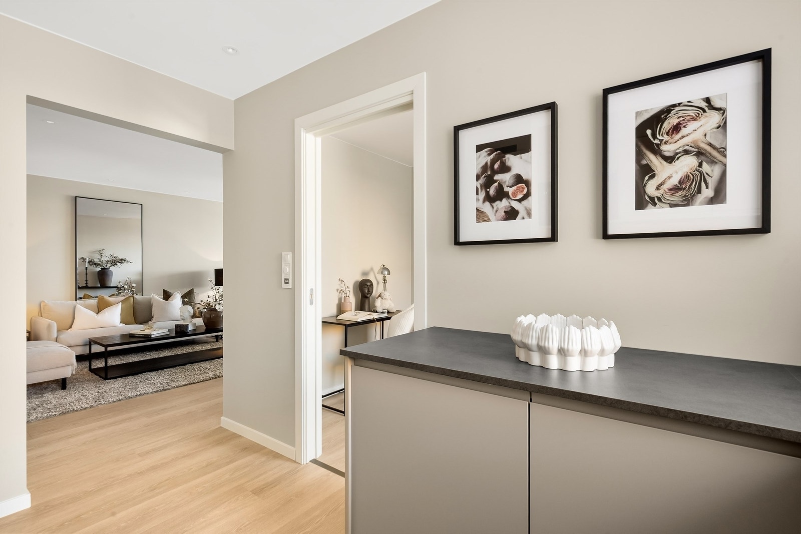 Den gjennomgående material- og fargepaletten binder rommene elegant sammen. Galleribilde