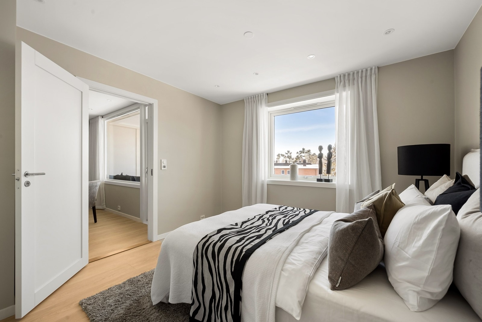 Hovedsoverommet er romslig med plass til dobbeltseng og garderobeløsning. Galleribilde