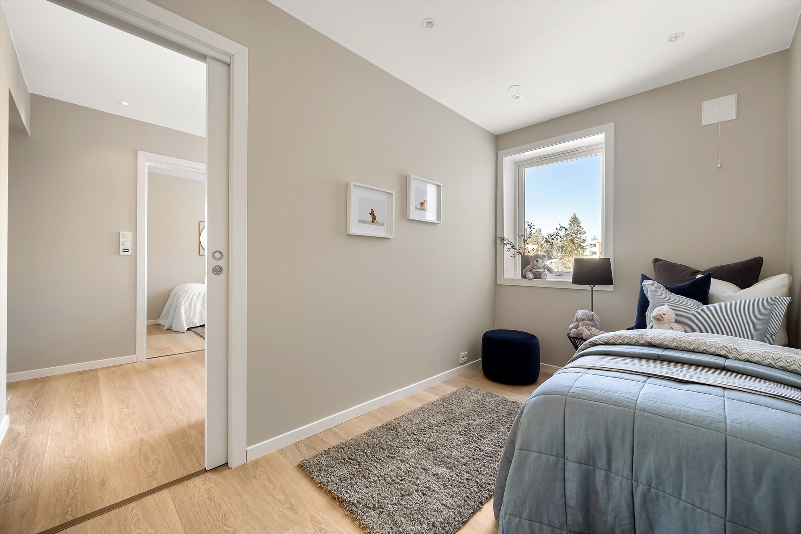 En smart skyvedør gir arealeffektiv adkomst mellom rommene. Galleribilde