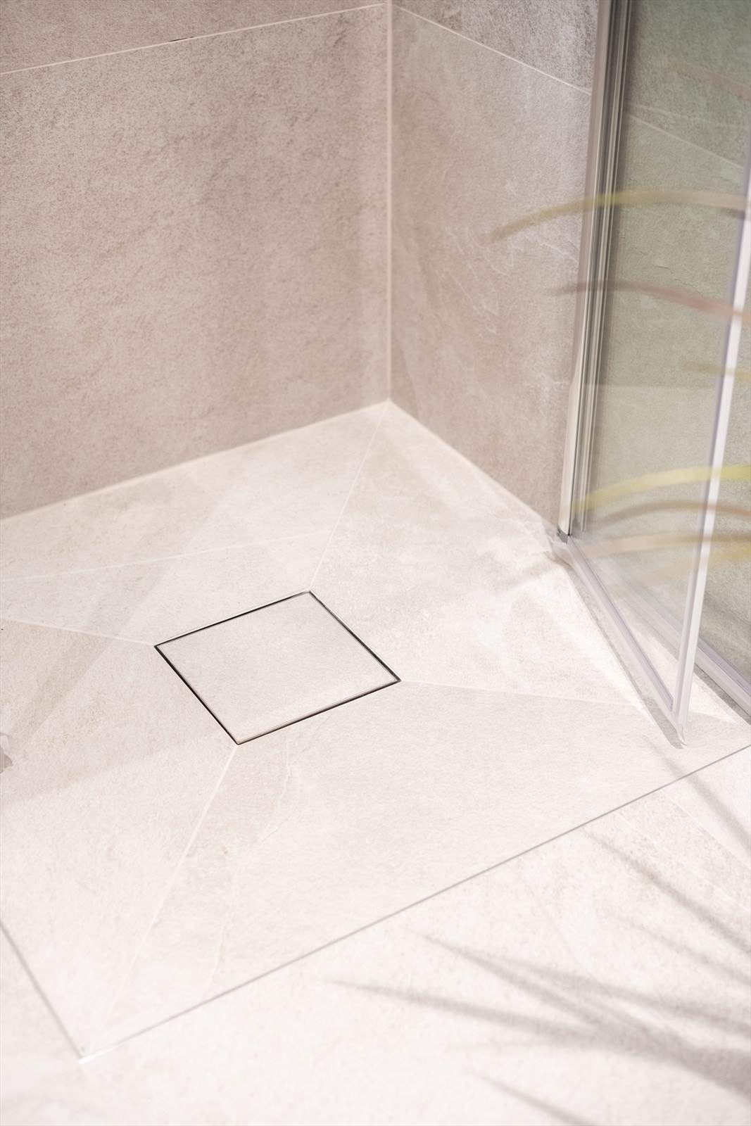 Dusjen har innfellbare glassdører, samt både hånd- og regndusj. Galleribilde