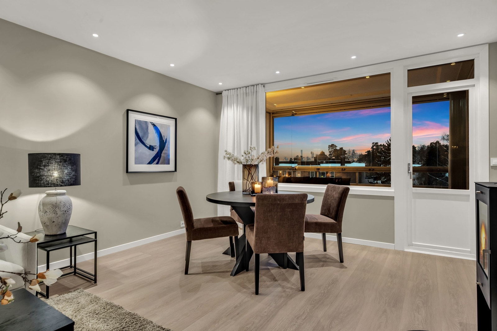 De store vindusflatene slipper inn rikelig med lys og rammer inn utsikten. Galleribilde