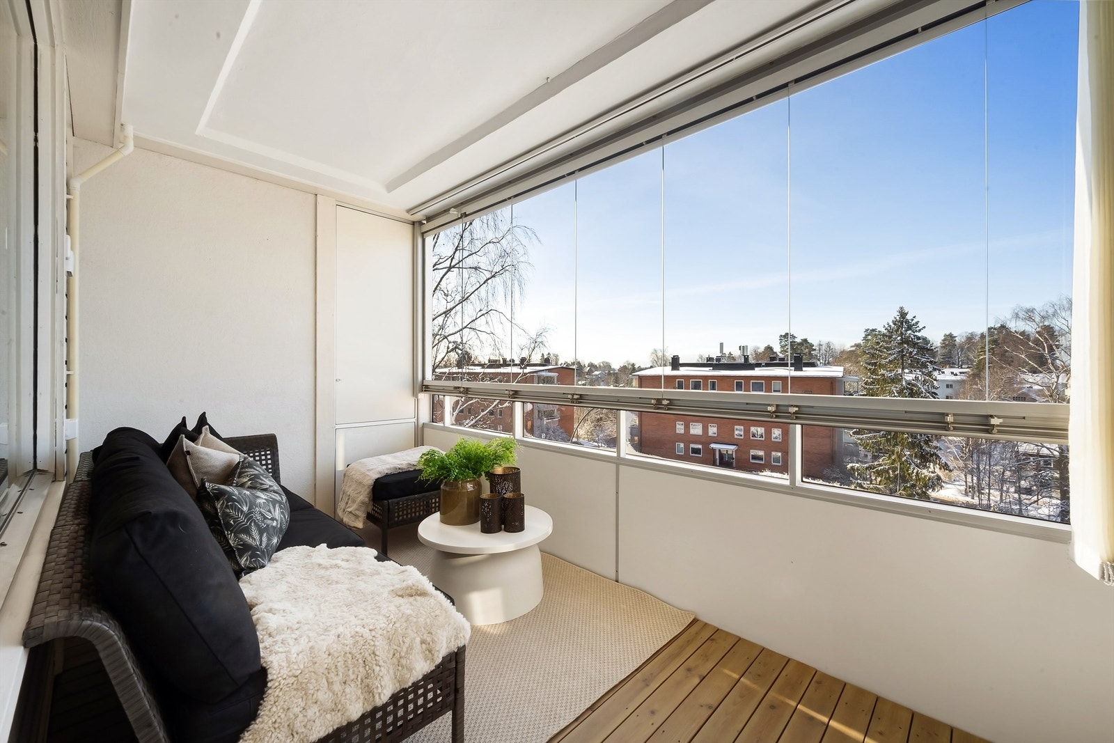 Balkongen har terrassebord på gulvet og er utstyrt med stikkontakter for økt fleksibilitet. Utelys er montert. Galleribilde