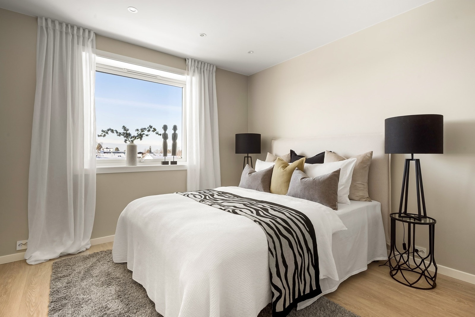 Som i resten av leiligheten er det laminatgulv med gulvvarme og downlights i himling. Merk utsynet! Galleribilde