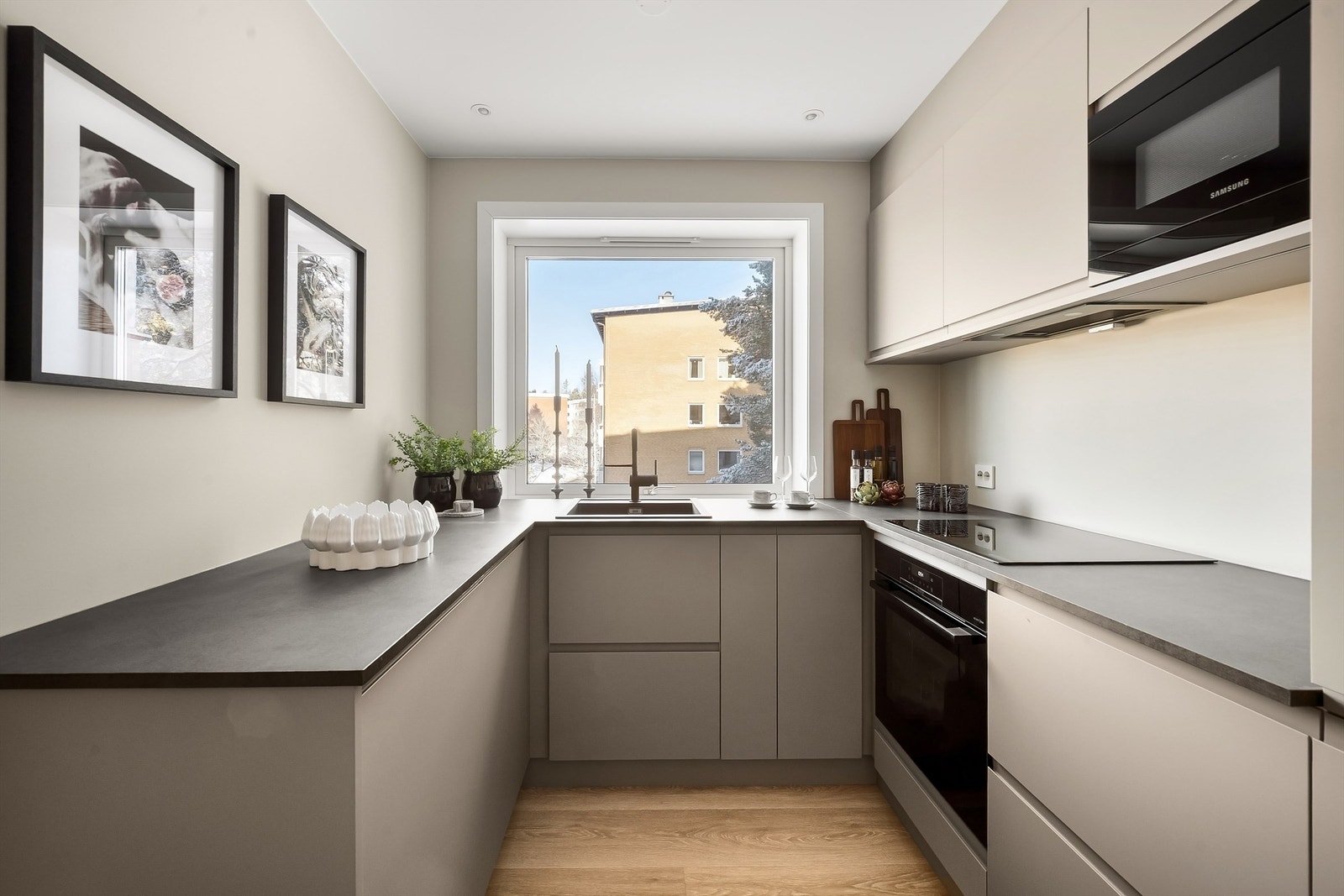 Ventilator med kullfilter er plassert i overskap, og det er både komfyrvakt og lekkasjestopper installert. Galleribilde