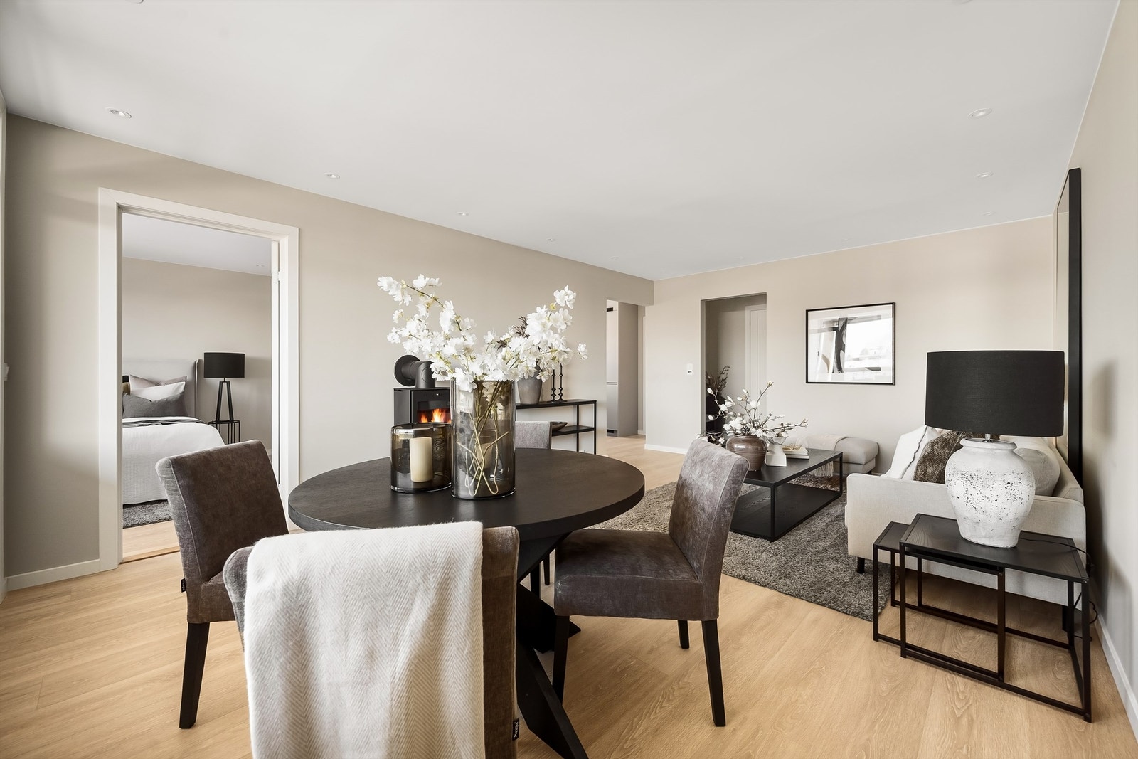 Fra spisestuen er det en naturlig flyt mot soveromsavdelingen og kjøkkenet. Galleribilde