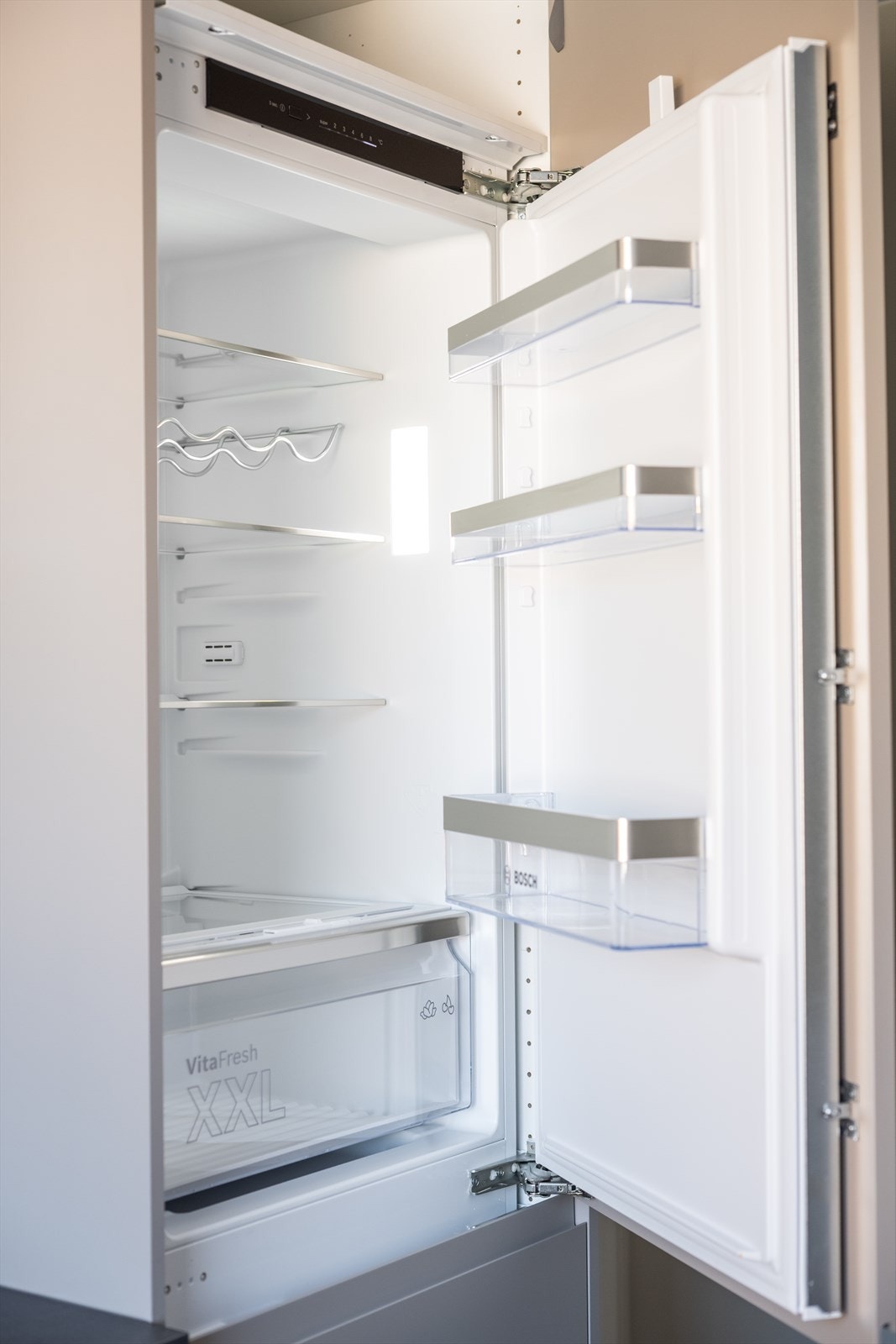 Kombiskapet fra Bosch har god kapasitet og smarte oppbevaringsløsninger. Galleribilde