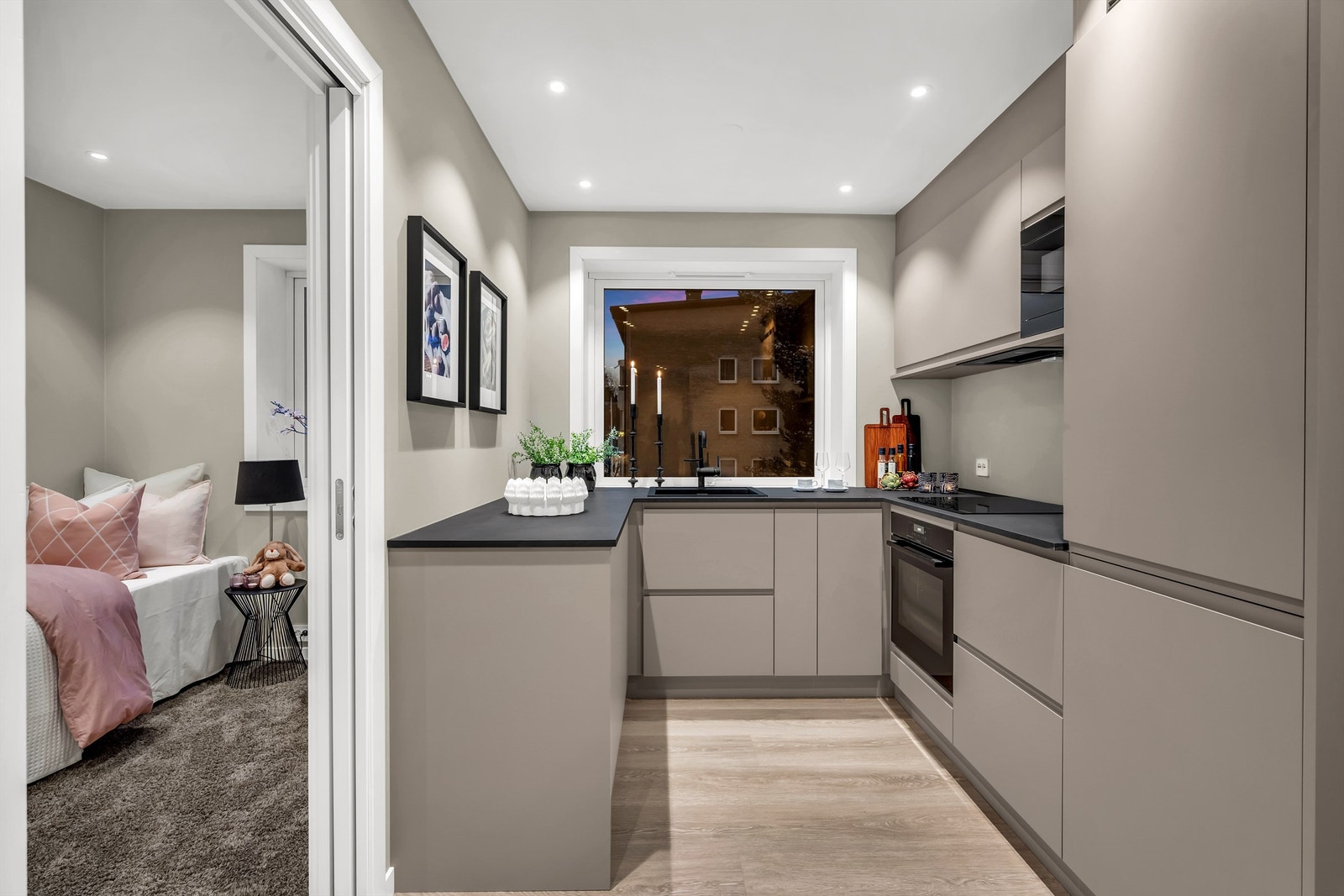 Fra kjøkkenet er det enkel adkomst til to av leilighetens tre soverom. Galleribilde