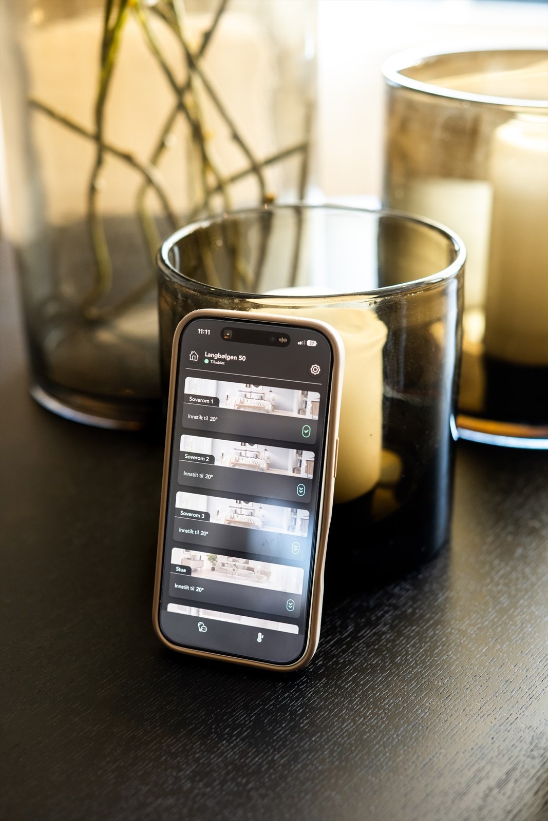 Boligen er utstyrt med smarthjem-teknologi for enkel styring av varme og belysning. Galleribilde