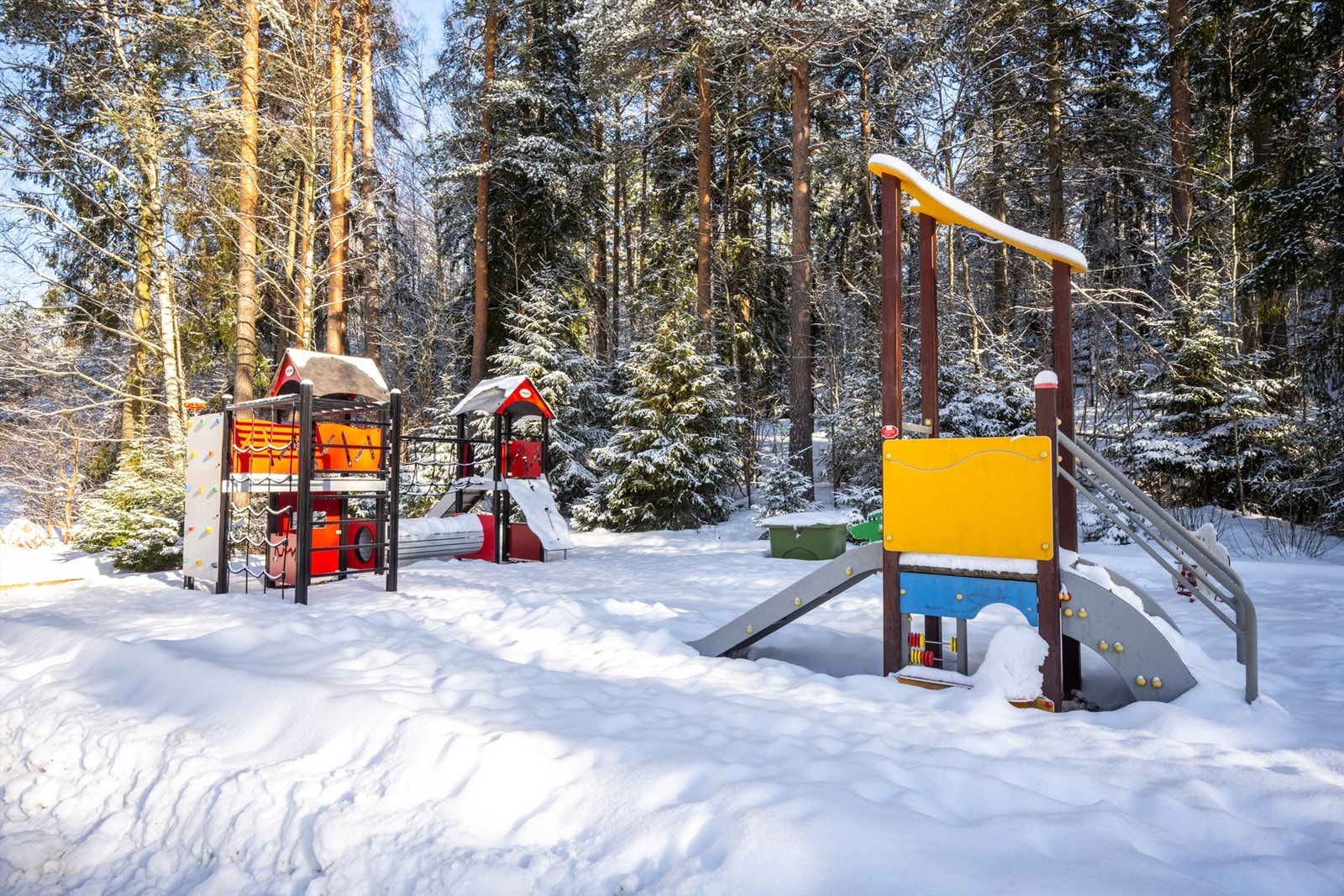 Rett utenfor døren finnes det en lekeplass, ideelt for barnefamilier. Kort vei til Munkerud barneskole. Galleribilde