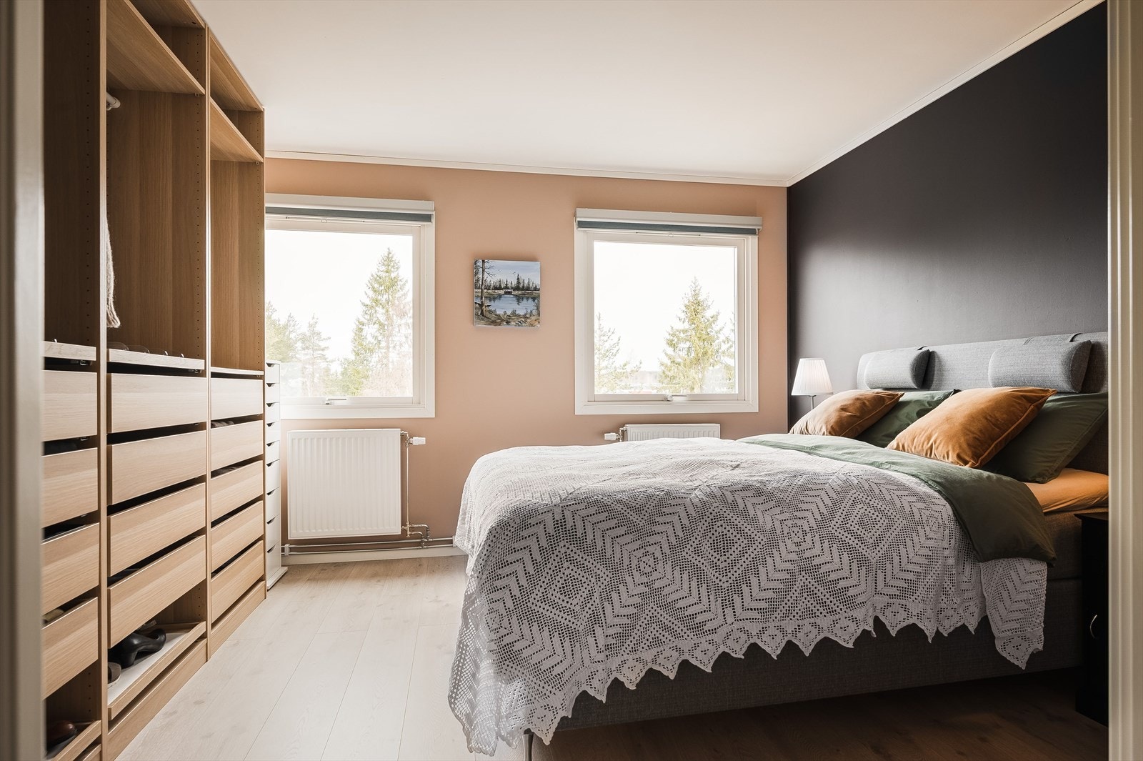 Leiligheten har et lyst og innbydende hovedsoverom av god størrelse. Soverommet har to store vindusflater som slipper inn fint lys, samtidig som det ikke er innsyn. Galleribilde