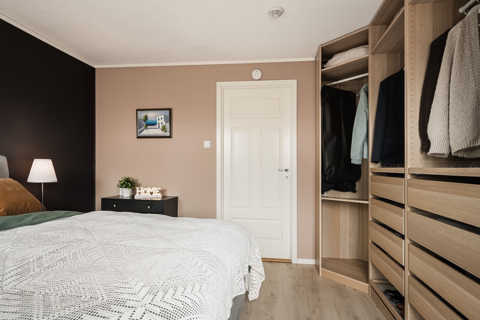 På soverommet har du plass til dobbeltseng med tilhørende nattbord, samt en kontorpult eller kommoder. Rikelig med oppbevaringsplass i åpen garderobeløsning. Galleribilde