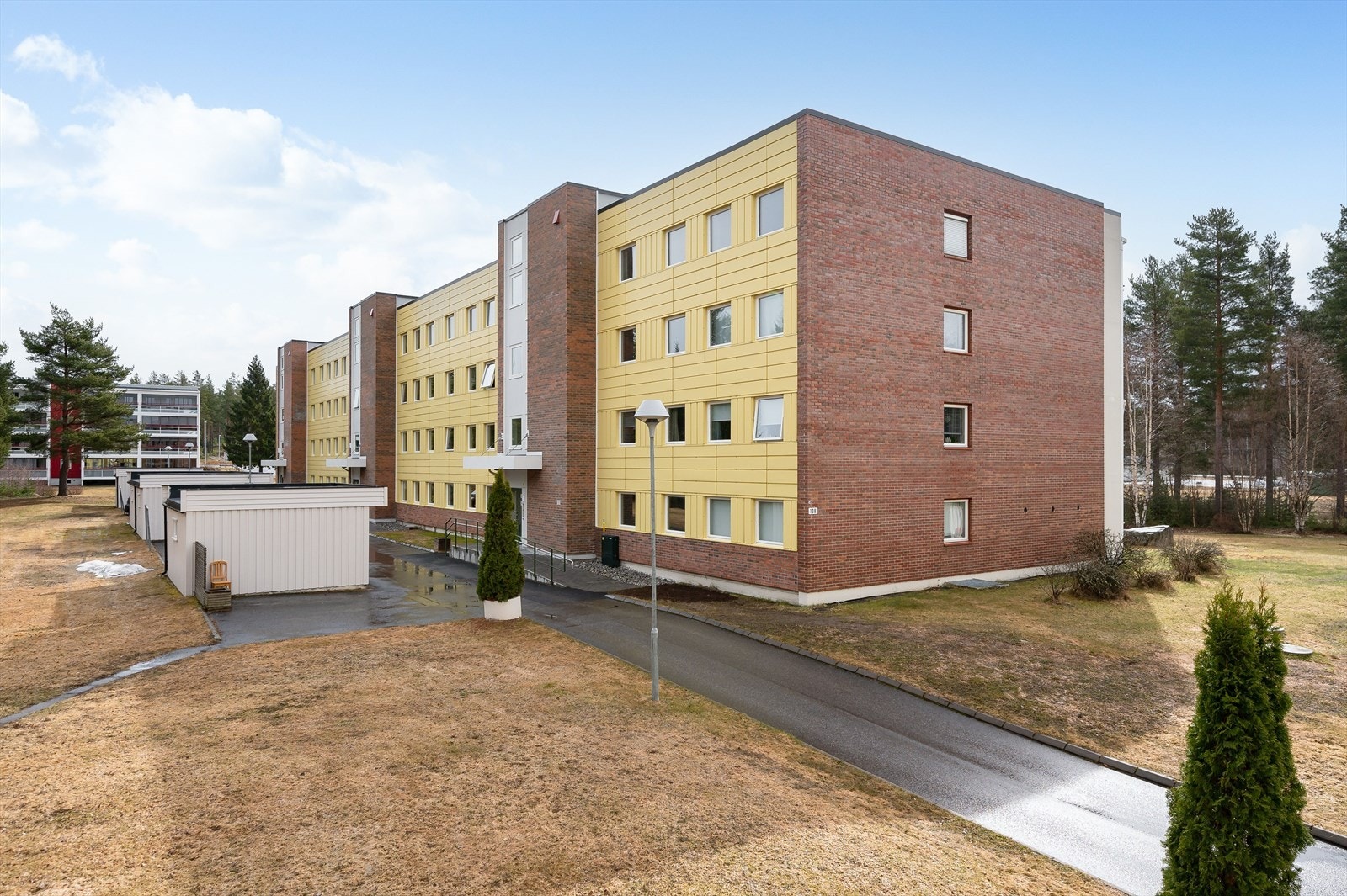 Borettslaget har 60 garasjer som leies ut til beboerne etter liste. Galleribilde