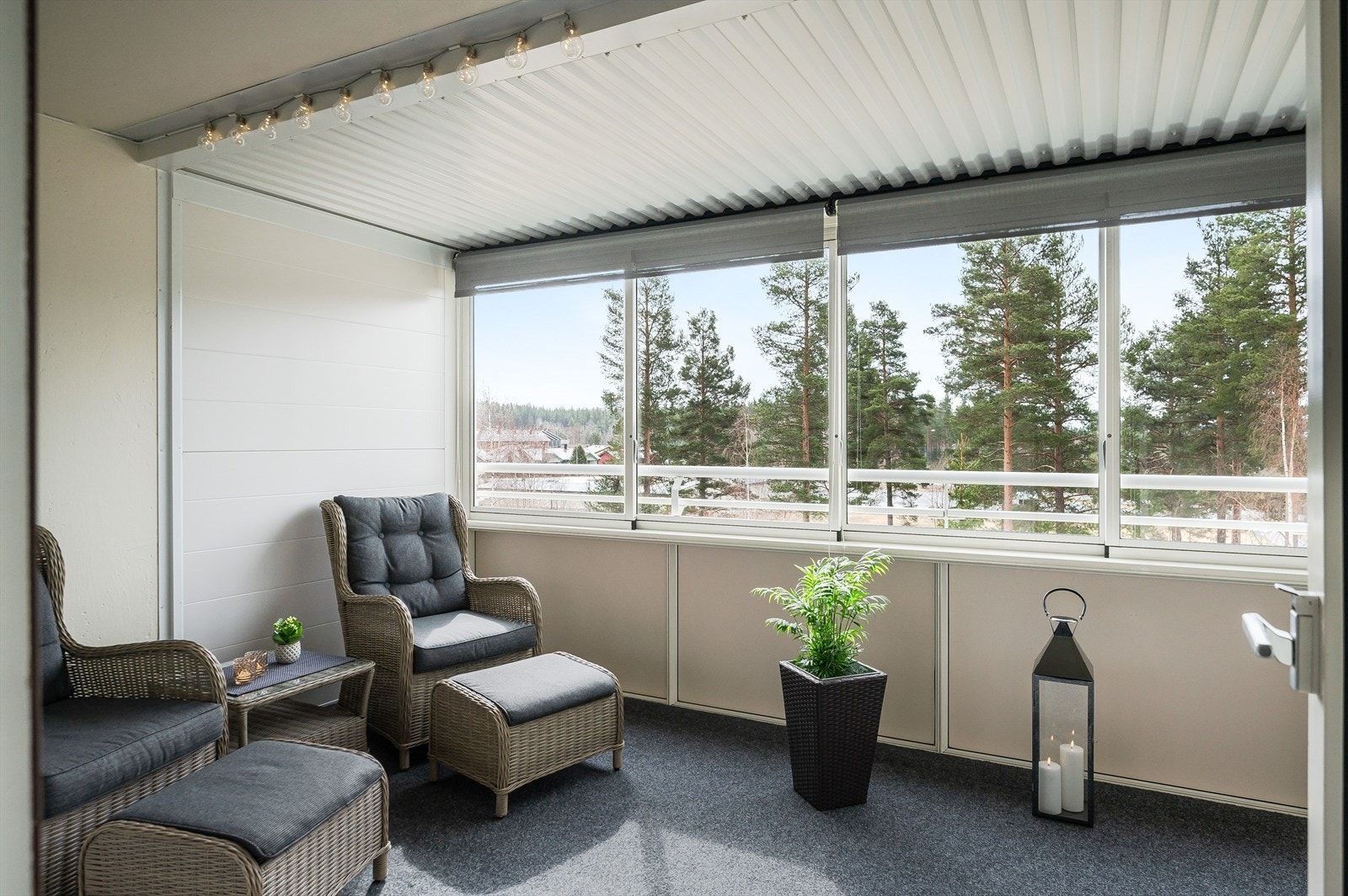 Fra stuen har du utgang til en stor og solrik sydvendt balkong på ca. 19m². Siden balkongen er innglasset blir den en fin plass som kan brukes gjennom hele året. Galleribilde