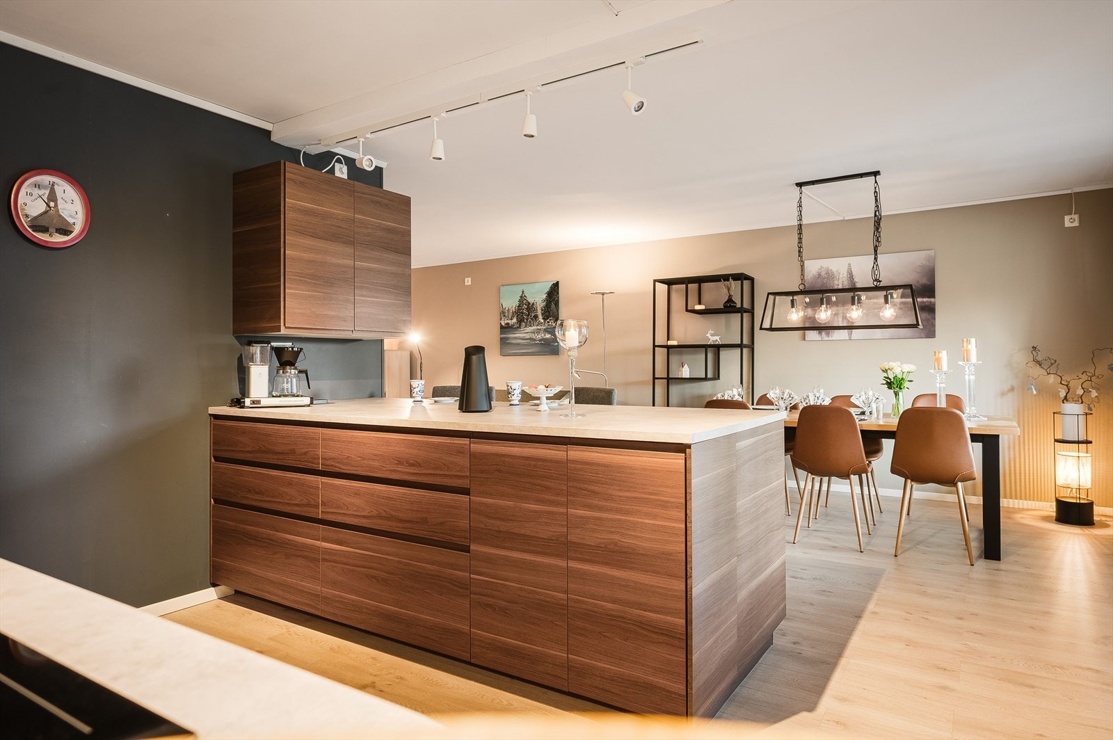 Kjøkkenet er fullt utstyrt med medfølgende integrerte hvitevarer som nedfelt platetopp, stekeovn, mikrobølgeovn, oppvaskmaskin og kjøleskap med frysedel. Galleribilde