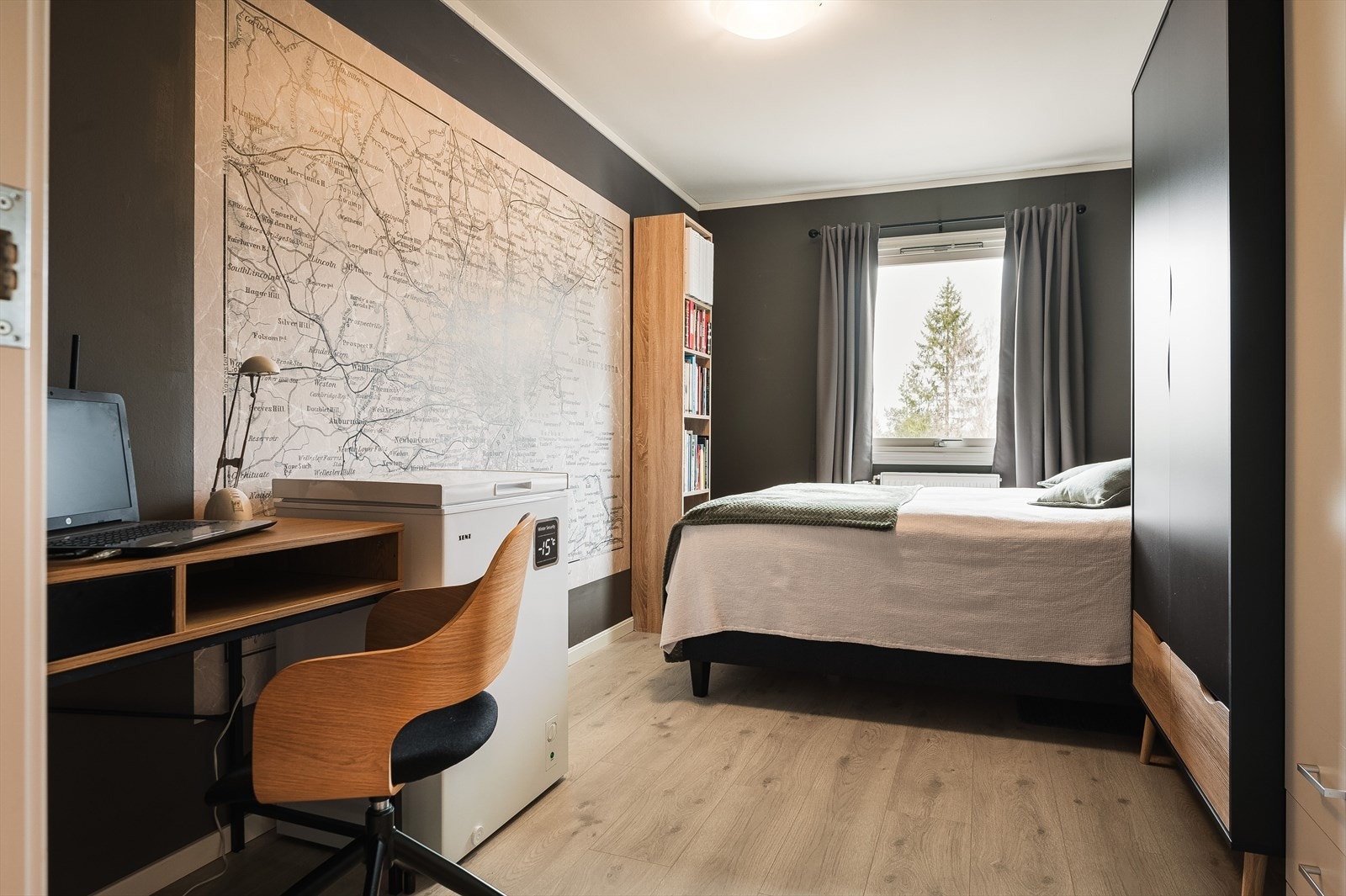 Soverom 2 er også et fint soverom av generøs størrelse. På soverommet er det plass til dobbeltseng, kontorpult og oppbevaringsplass i medfølgende garderobeskap. Galleribilde