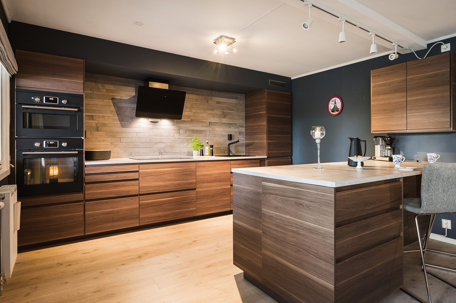 Moderne kjøkken fra 2019 med god skap- og benkeplass. Kjøkkenet er fullt utstyrt med integrerte hvitevarer som medfølger i handelen. Galleribilde