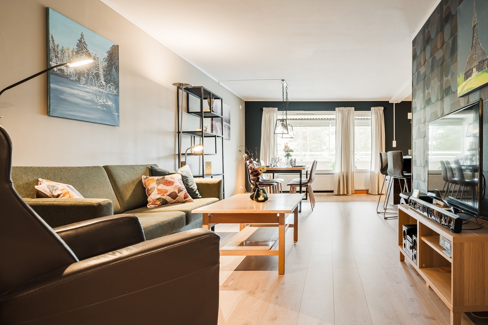 En stor, lys og pen 3-roms toppleilighet med god oppgradert standard. Galleribilde