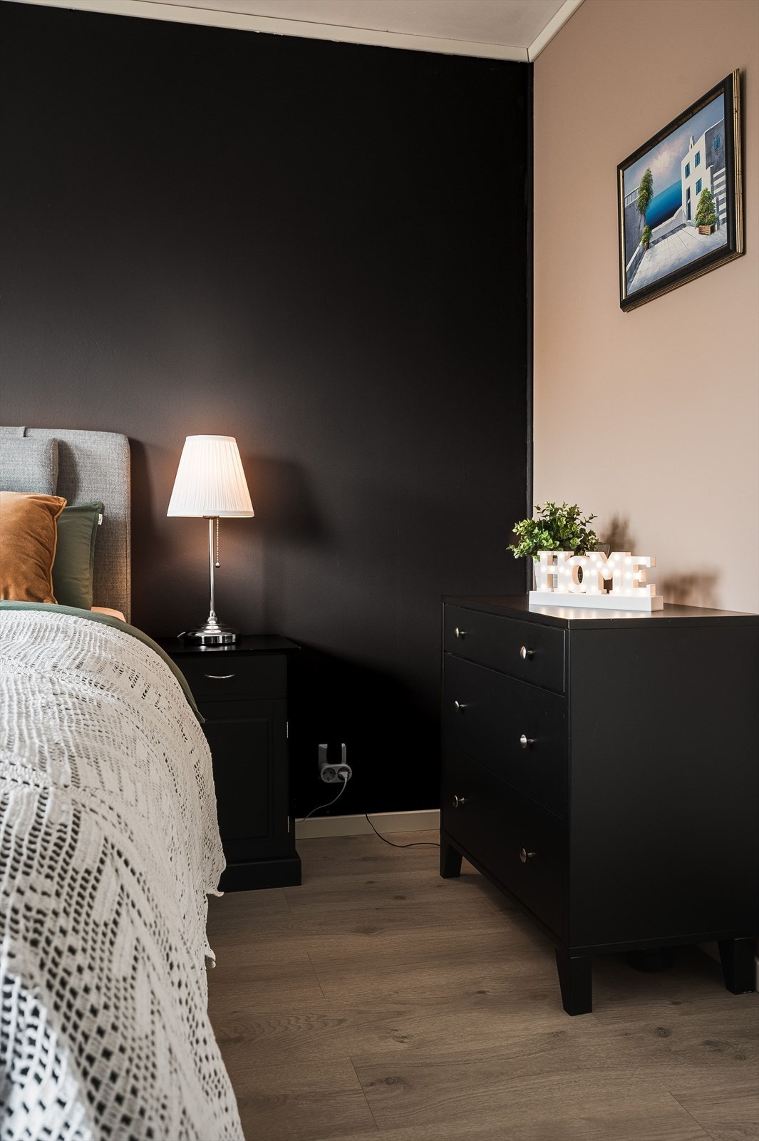 God standard med pen enstavs laminat på gulv og glatte malte overflater. Galleribilde