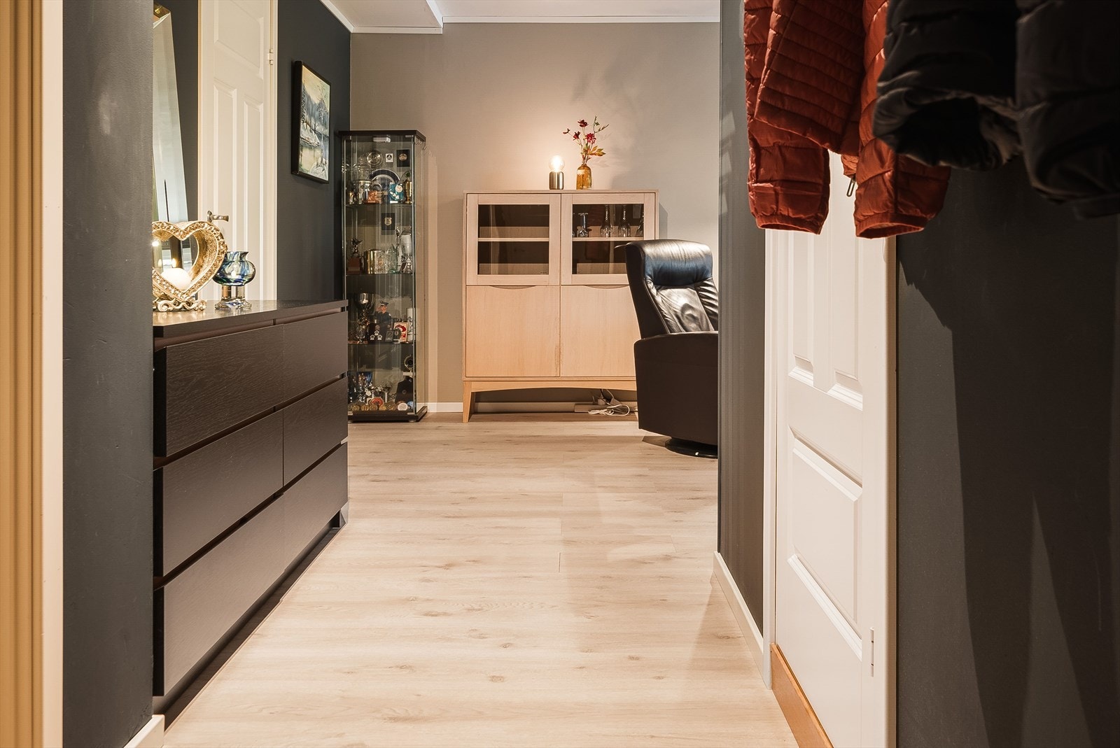 Du ønskes velkommen inn i en flott entré med plass til kommoder eller garderobeskap. Montert porttelefon på vegg og sikringsskap med automatsikringer i felles trapperom. Galleribilde