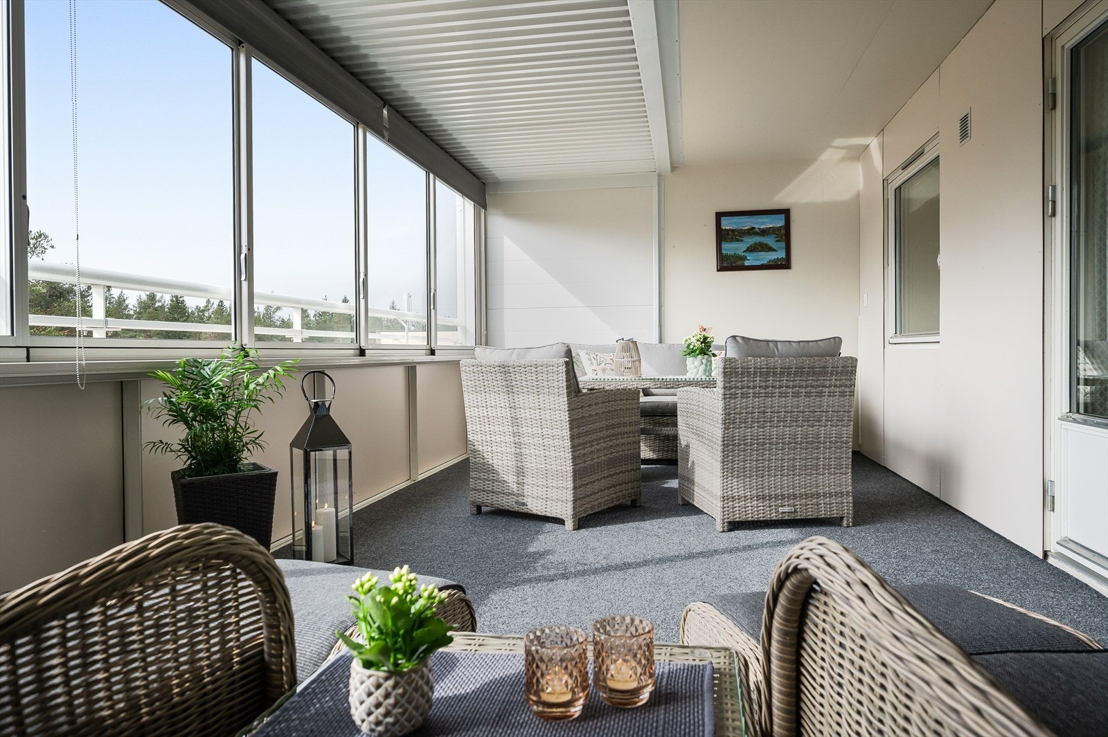 Den gode størrelsen på balkongen gir plass til flere ulike sittegrupper etter eget ønske og behov. Her sitter du høyt, fritt og solrikt uten innsyn! Galleribilde